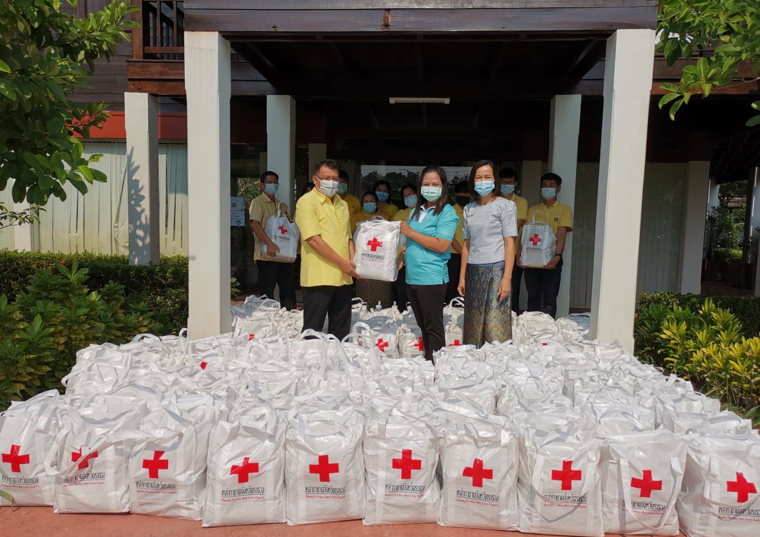 “พช.ระยอง” รับมอบเครื่องอุปโภคบริโภคเพื่อช่วยเหลือครัวเรือนเด็กยากจนจังหวัดระยอง จากสำนักงานเหล่ากาชาดจังหวัดระยอง