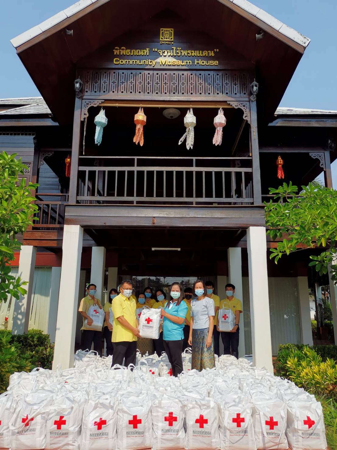 “พช.ระยอง” รับมอบเครื่องอุปโภคบริโภคเพื่อช่วยเหลือครัวเรือนเด็กยากจนจังหวัดระยอง จากสำนักงานเหล่ากาชาดจังหวัดระยอง