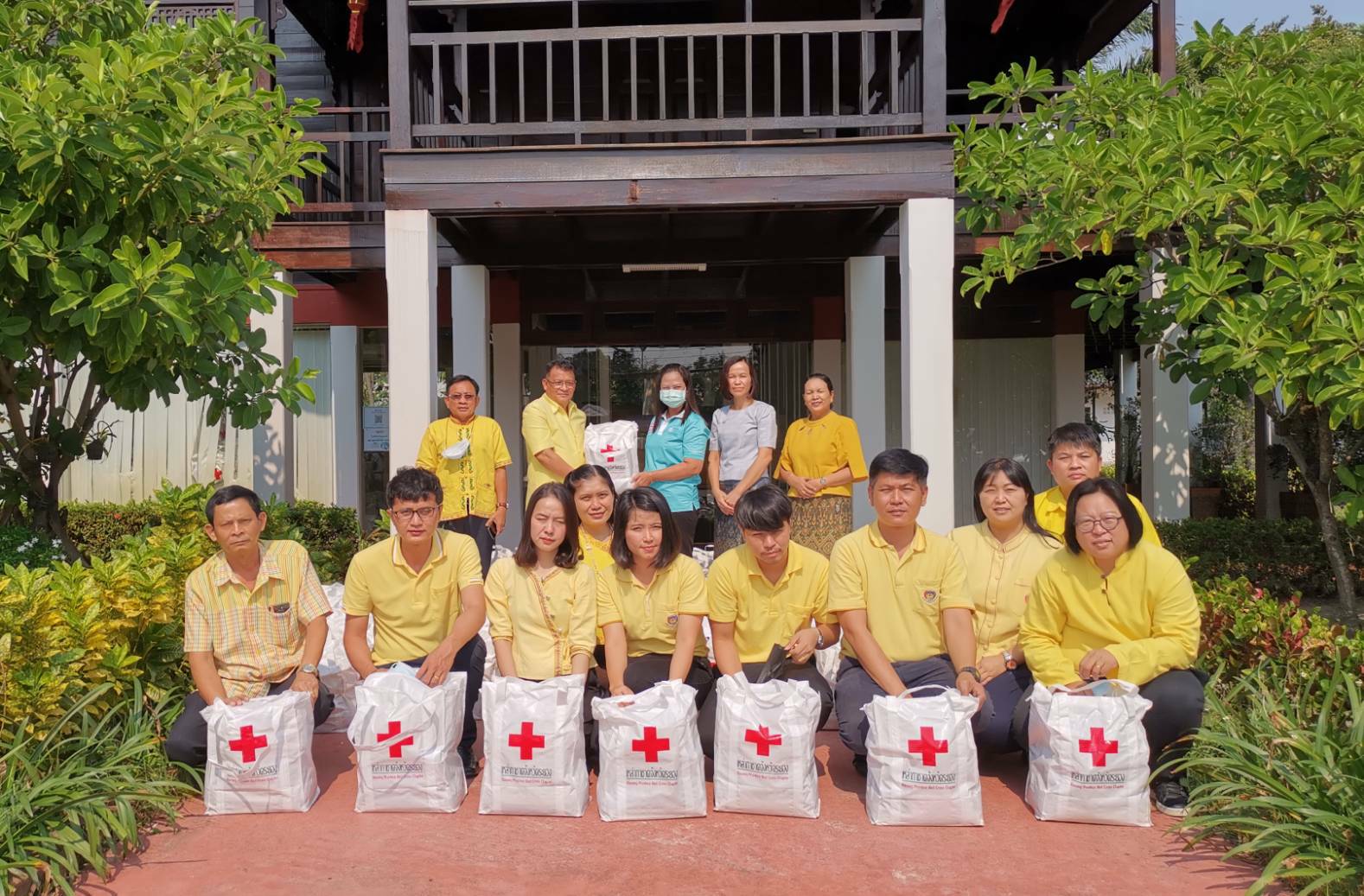 “พช.ระยอง” รับมอบเครื่องอุปโภคบริโภคเพื่อช่วยเหลือครัวเรือนเด็กยากจนจังหวัดระยอง จากสำนักงานเหล่ากาชาดจังหวัดระยอง