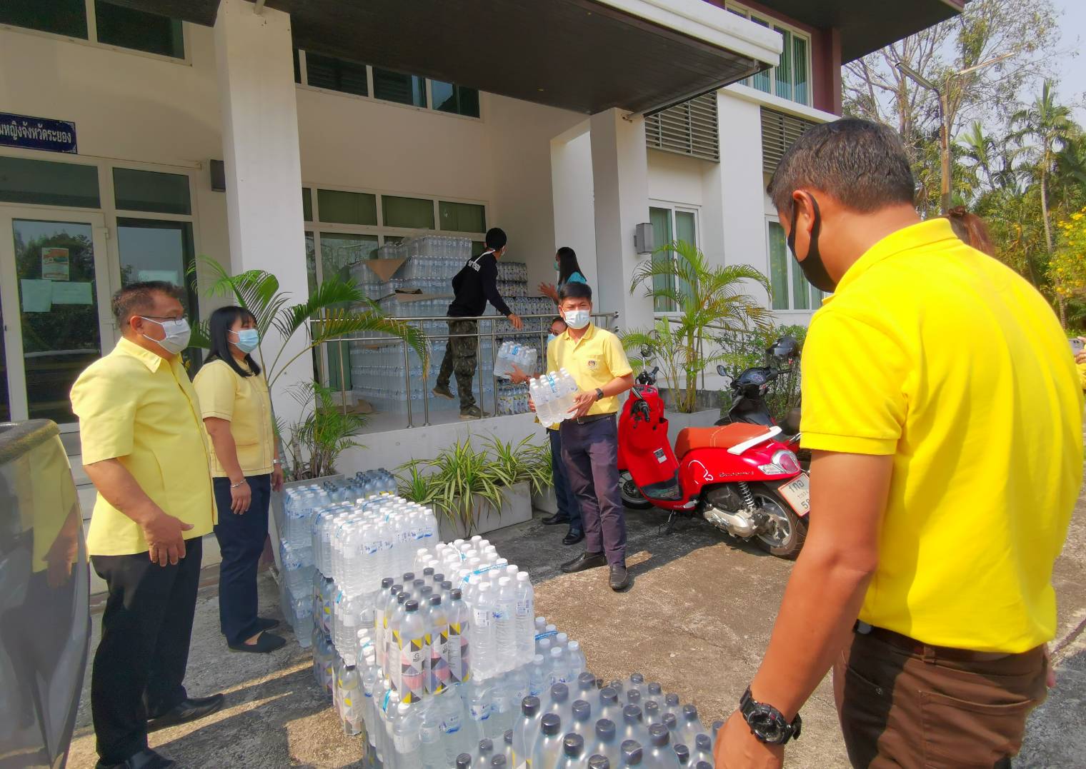 “พช.ระยอง” รับมอบเครื่องอุปโภคบริโภคเพื่อช่วยเหลือครัวเรือนเด็กยากจนจังหวัดระยอง จากสำนักงานเหล่ากาชาดจังหวัดระยอง