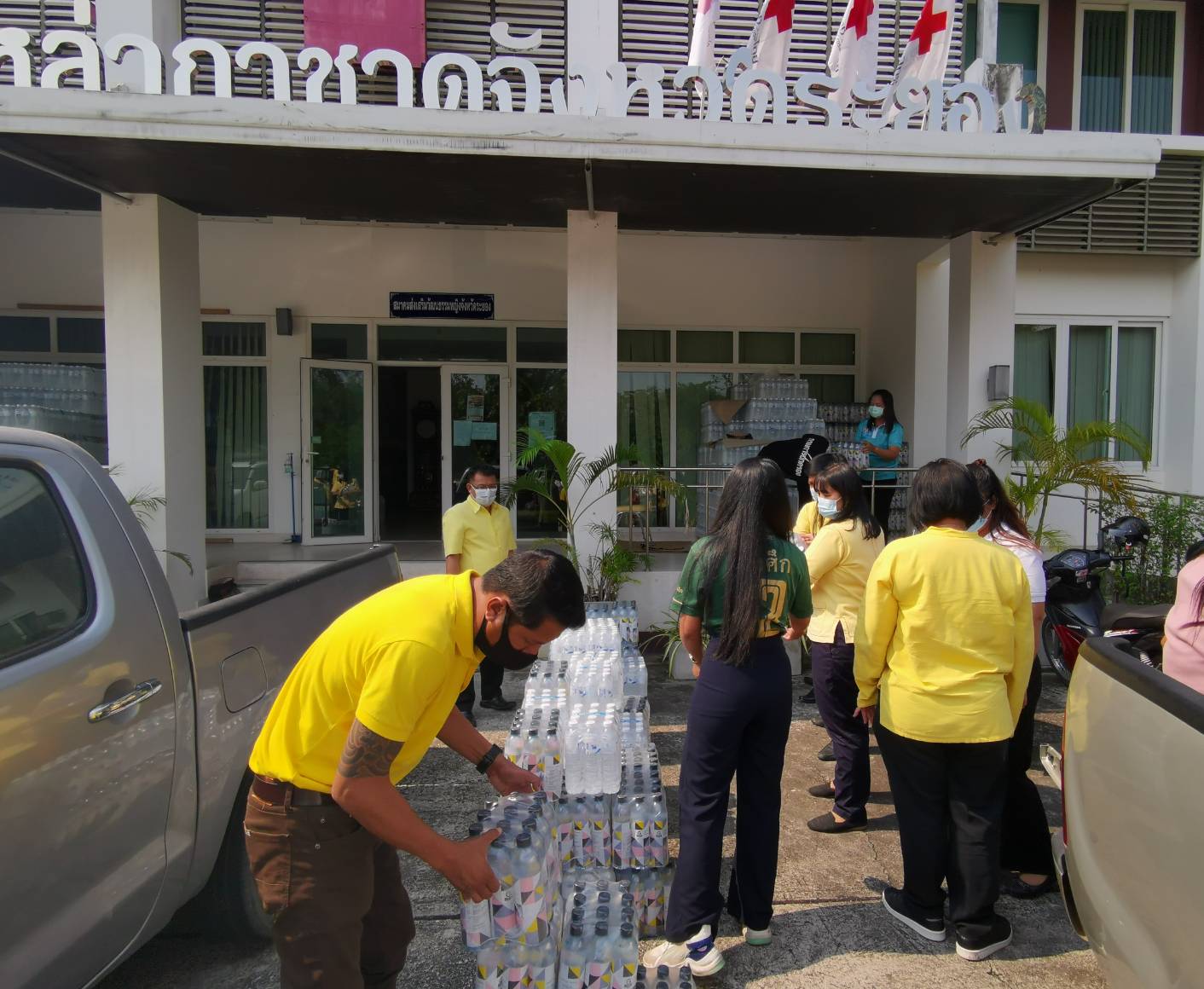 “พช.ระยอง” รับมอบเครื่องอุปโภคบริโภคเพื่อช่วยเหลือครัวเรือนเด็กยากจนจังหวัดระยอง จากสำนักงานเหล่ากาชาดจังหวัดระยอง