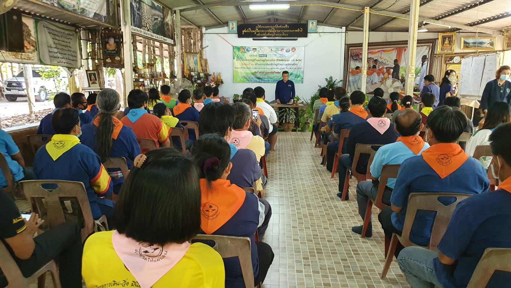 “พช.ระยอง” มอบใบประกาศวุฒิบัตรโครงการฝึกอบรมสร้างแกนนำขับเคลื่อนหมู่บ้านเศรษฐกิจพอเพียง