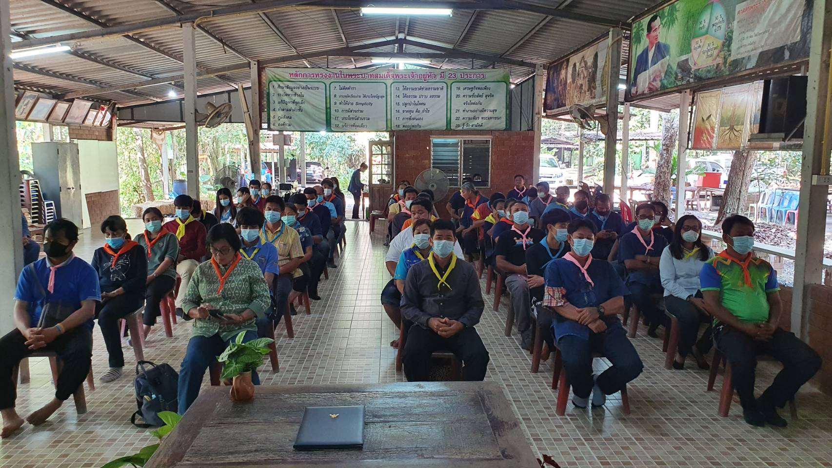 “พช.ระยอง” มอบใบประกาศวุฒิบัตรโครงการฝึกอบรมสร้างแกนนำขับเคลื่อนหมู่บ้านเศรษฐกิจพอเพียง