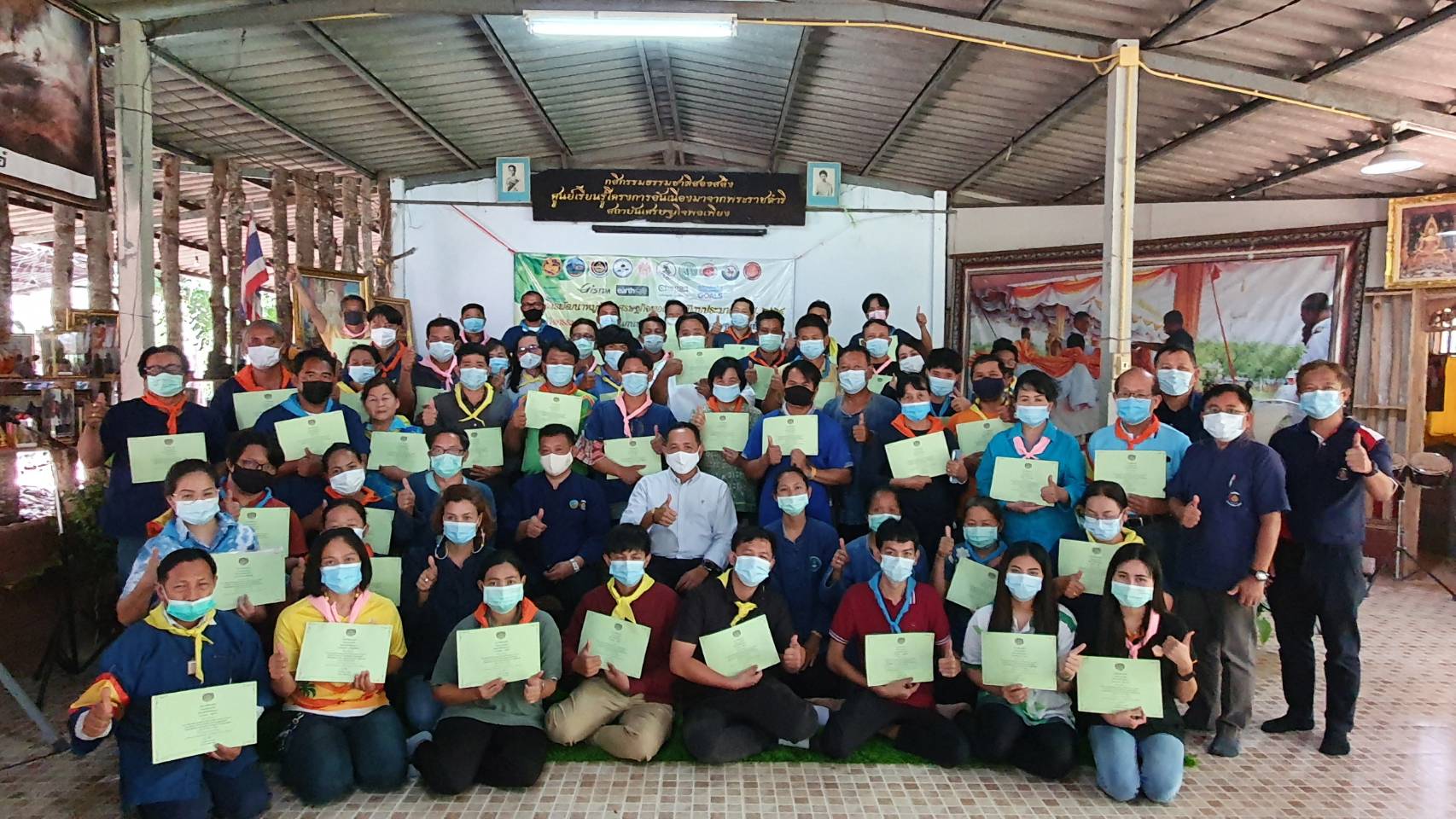 “พช.ระยอง” มอบใบประกาศวุฒิบัตรโครงการฝึกอบรมสร้างแกนนำขับเคลื่อนหมู่บ้านเศรษฐกิจพอเพียง