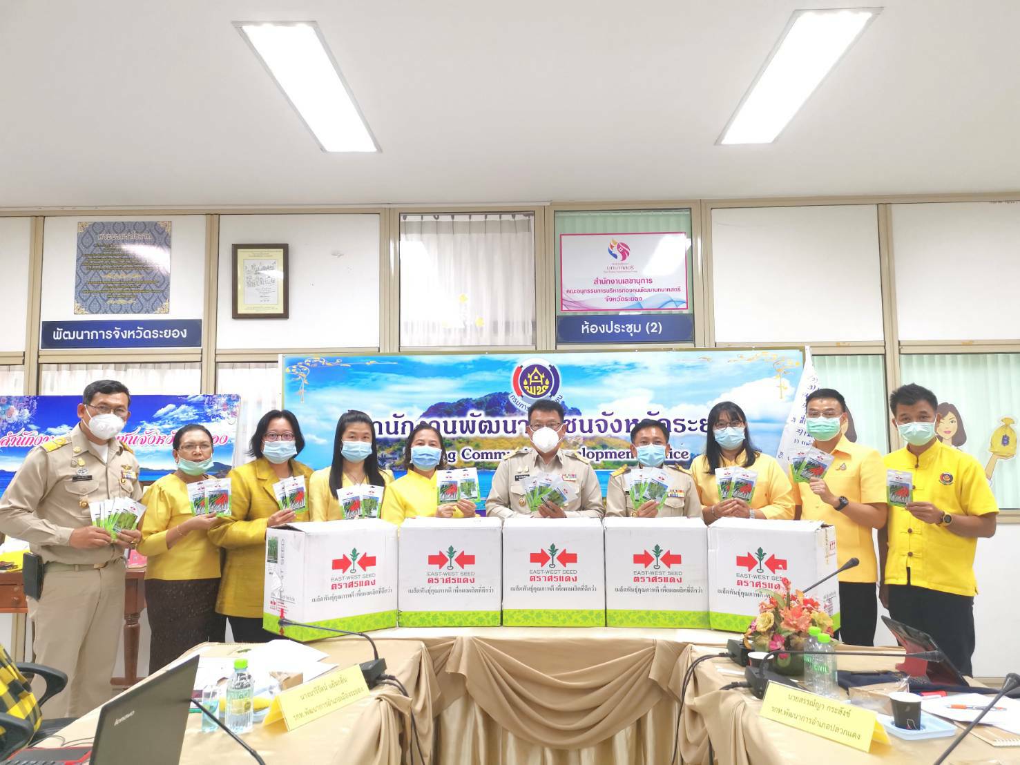 “พช.ระยอง” ส่งมอบเมล็ดพันธุ์ผัก  “ศรแดง”  หนุน  พช.อำเภอ  รุกต่อเนื่อง พร้อมขับเคลื่อน “ปฏิบัติการ 90 วัน ปลูกผักสวนครัวเพื่อสร้างความมั่นคงทางอาหาร” ฝ่าวิกฤตโควิด – 19 ไปด้วยกัน