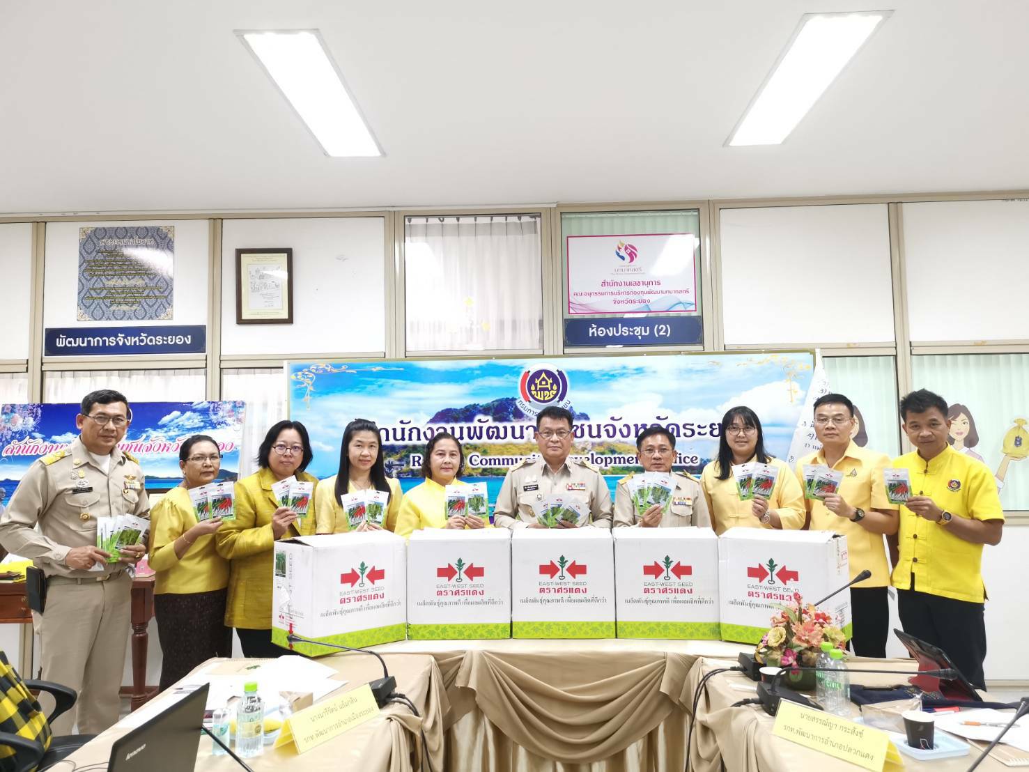 “พช.ระยอง” ส่งมอบเมล็ดพันธุ์ผัก  “ศรแดง”  หนุน  พช.อำเภอ  รุกต่อเนื่อง พร้อมขับเคลื่อน “ปฏิบัติการ 90 วัน ปลูกผักสวนครัวเพื่อสร้างความมั่นคงทางอาหาร” ฝ่าวิกฤตโควิด – 19 ไปด้วยกัน