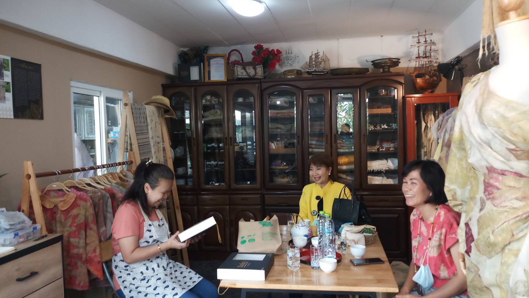 ประธานแม่บ้านมหาดไทยระยอง เยี่ยมชมกิจกรรมผู้ผลิตผ้าย้อมโคลนทะเล กลุ่ม “ลีลาฝ้าย” อำเภอบ้านฉาง จังหวัดระยอง