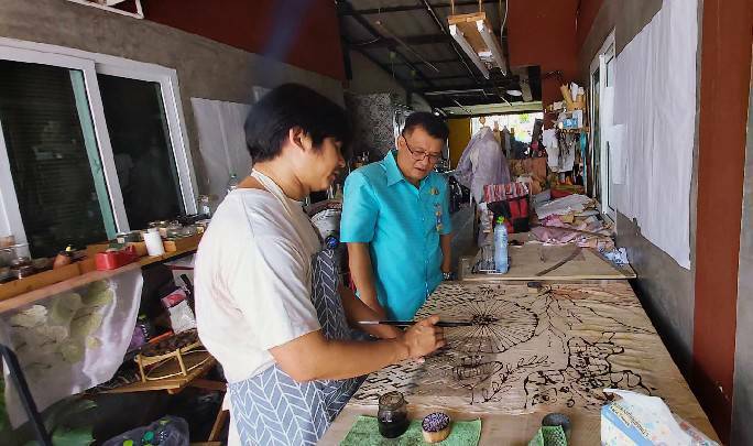 ประธานแม่บ้านมหาดไทยระยอง เยี่ยมชมกิจกรรมผู้ผลิตผ้าย้อมโคลนทะเล กลุ่ม “ลีลาฝ้าย” อำเภอบ้านฉาง จังหวัดระยอง