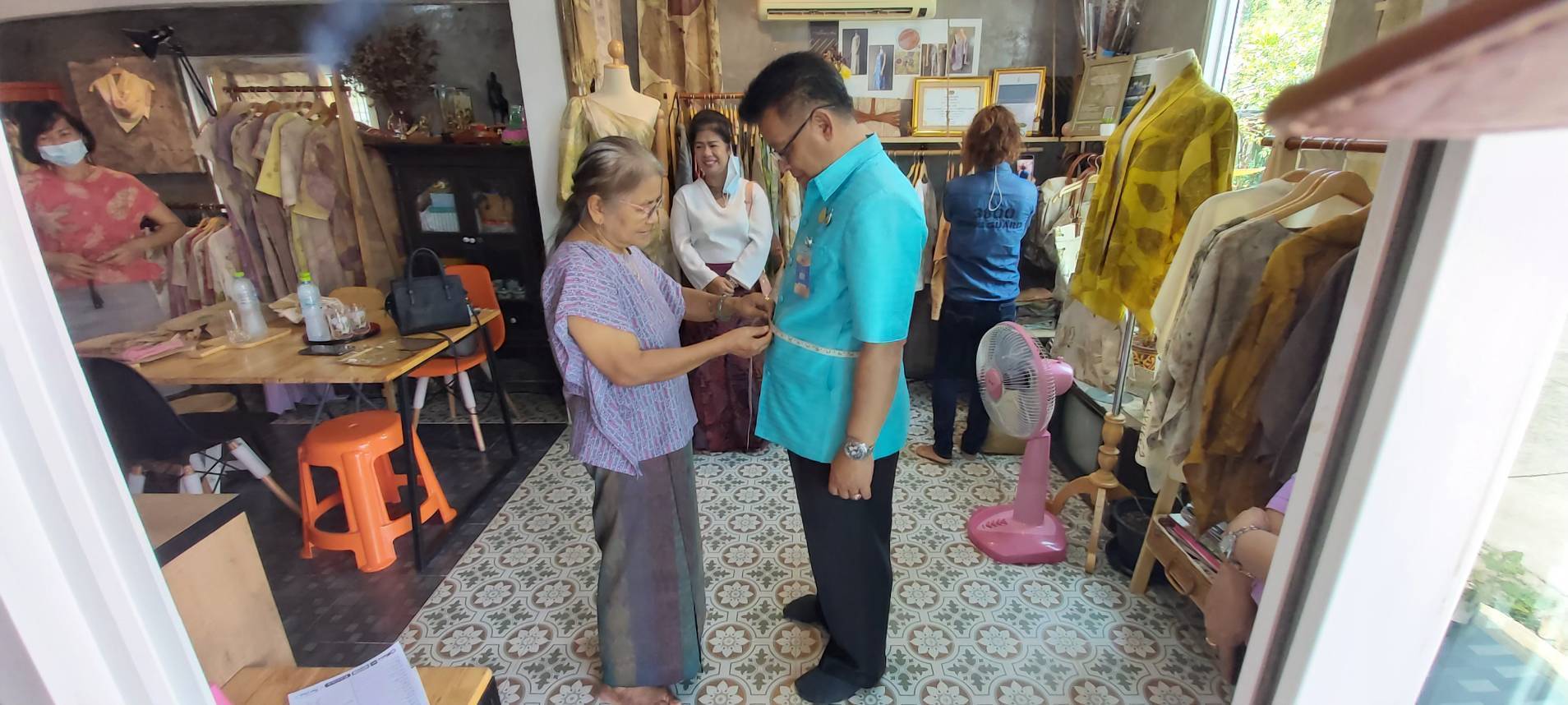 ประธานแม่บ้านมหาดไทยระยอง เยี่ยมชมกิจกรรมผู้ผลิตผ้าย้อมโคลนทะเล กลุ่ม “ลีลาฝ้าย” อำเภอบ้านฉาง จังหวัดระยอง