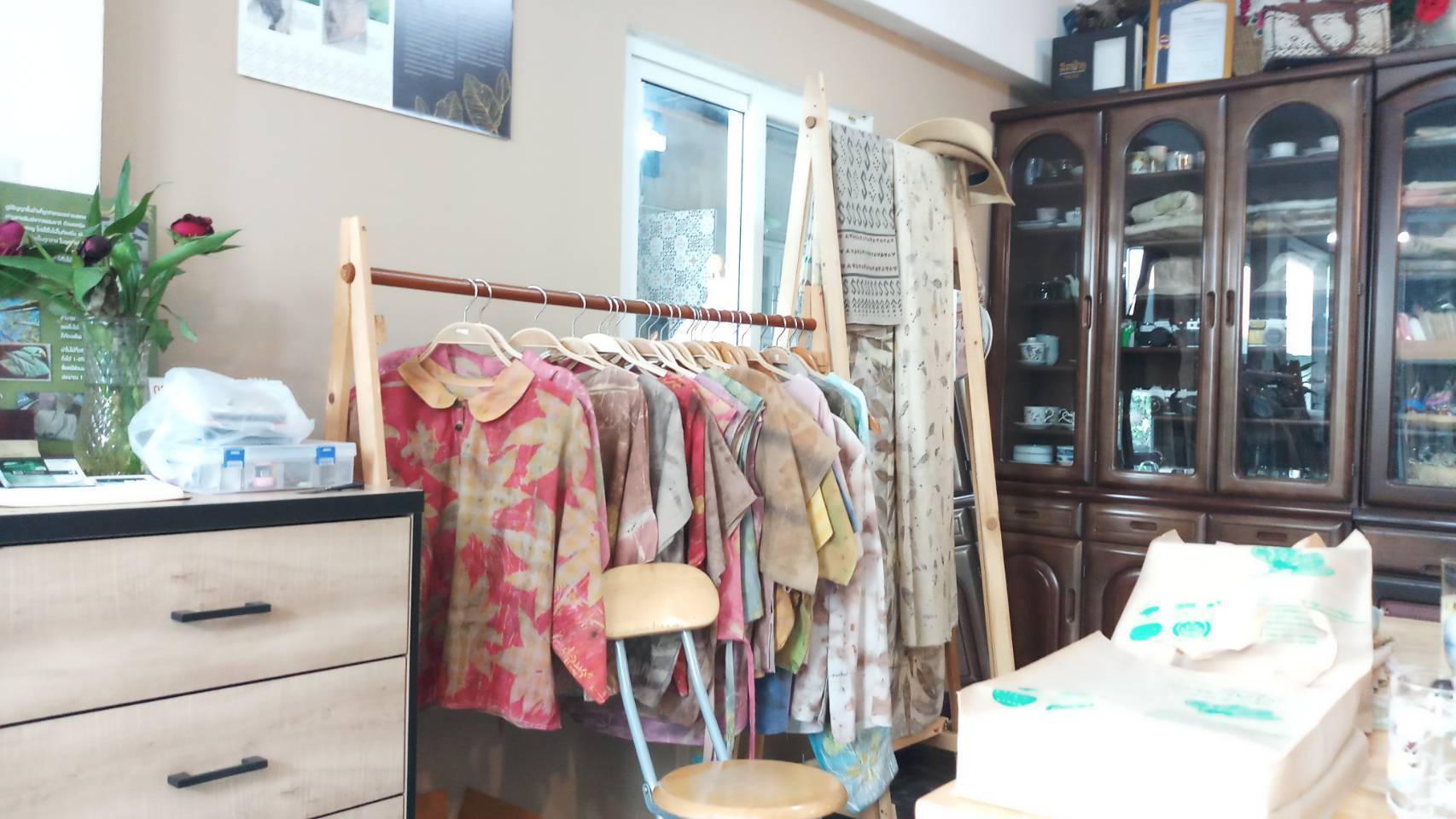 ประธานแม่บ้านมหาดไทยระยอง เยี่ยมชมกิจกรรมผู้ผลิตผ้าย้อมโคลนทะเล กลุ่ม “ลีลาฝ้าย” อำเภอบ้านฉาง จังหวัดระยอง