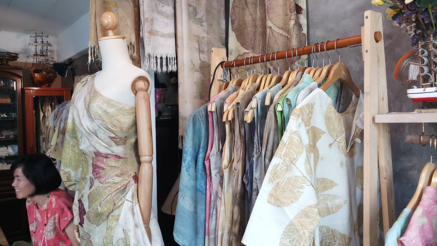 ประธานแม่บ้านมหาดไทยระยอง เยี่ยมชมกิจกรรมผู้ผลิตผ้าย้อมโคลนทะเล กลุ่ม “ลีลาฝ้าย” อำเภอบ้านฉาง จังหวัดระยอง