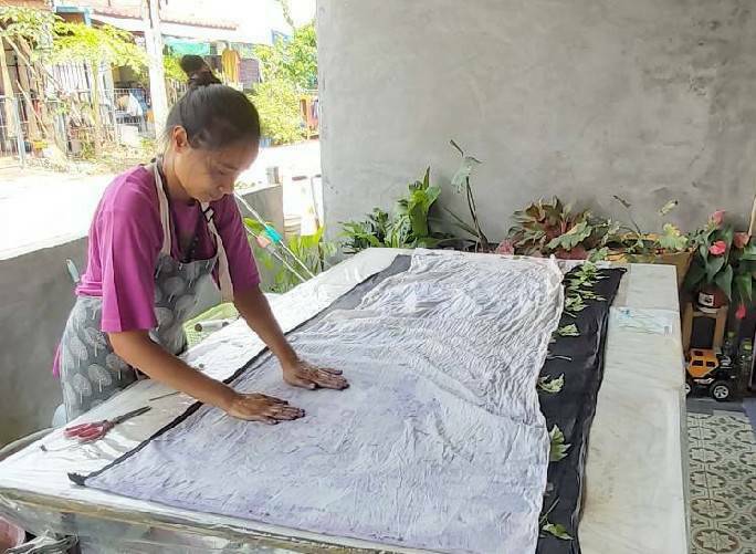 ประธานแม่บ้านมหาดไทยระยอง เยี่ยมชมกิจกรรมผู้ผลิตผ้าย้อมโคลนทะเล กลุ่ม “ลีลาฝ้าย” อำเภอบ้านฉาง จังหวัดระยอง