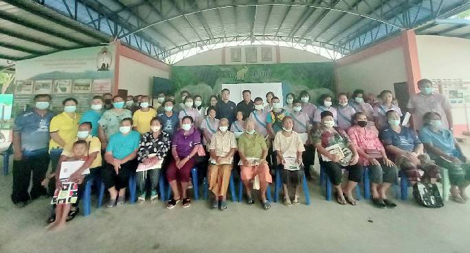 “พช.ระยอง” @ สำนักงานพัฒนาชุมชนอำเภอเขาชะเมา เยี่ยมให้กำลังใจการอบรมพัฒนาผลิตภัณฑ์ “หมู่บ้านคชานุรักษ์” ตามโครงการพัชรสุธาคชานุรักษ์  บ้านเขาจันทร์  หมู่ที่  7  ตำบลห้วยทับมอญ  อำเภอเขาชะเมา  จังหวัดระยอง