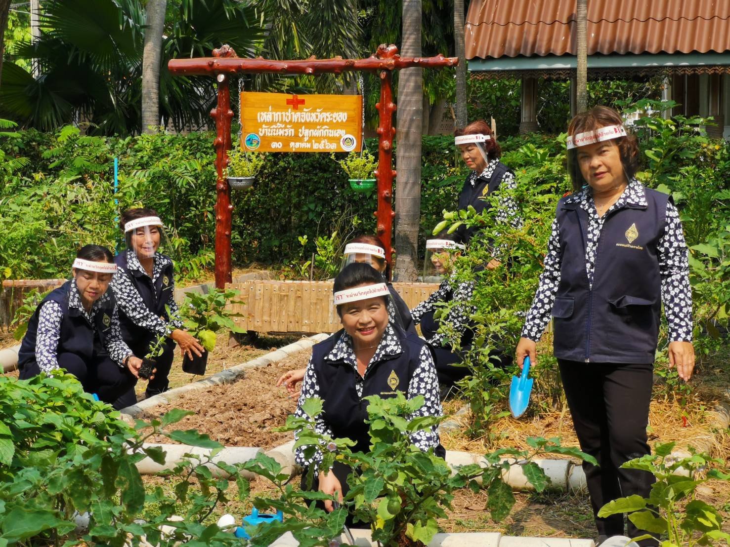 “พช.ระยอง” จับมือชมรมแม่บ้านมหาดไทยจังหวัดระยอง ขับเคลื่อนนโยบาย “ที่ว่างสร้างอาหาร” ตามแนวหลักปรัชญาของเศรษฐกิจพอเพียง สู่ปฏิบัติการ ๙๐ วัน ปลูกผักสวนครัว สร้างความมั่นคงทางอาหาร “บ้านนี้มีรัก ปลูกผักกินเอง” แม่บ้านมหาดไทยจังหวัดระยอง”