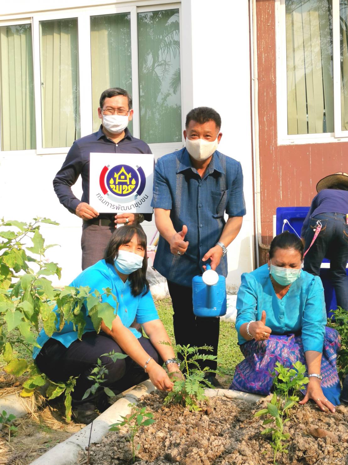 “พช.ระยอง” จับมือชมรมแม่บ้านมหาดไทยจังหวัดระยอง ขับเคลื่อนนโยบาย “ที่ว่างสร้างอาหาร” ตามแนวหลักปรัชญาของเศรษฐกิจพอเพียง สู่ปฏิบัติการ ๙๐ วัน ปลูกผักสวนครัว สร้างความมั่นคงทางอาหาร “บ้านนี้มีรัก ปลูกผักกินเอง” แม่บ้านมหาดไทยจังหวัดระยอง”