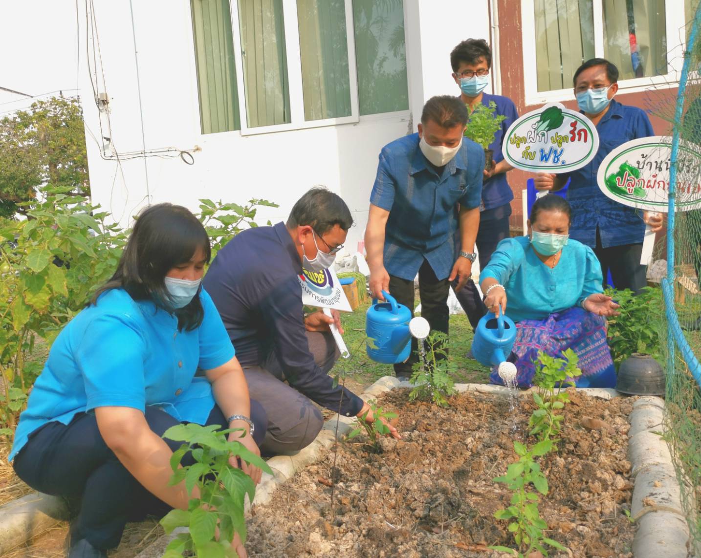 “พช.ระยอง” จับมือชมรมแม่บ้านมหาดไทยจังหวัดระยอง ขับเคลื่อนนโยบาย “ที่ว่างสร้างอาหาร” ตามแนวหลักปรัชญาของเศรษฐกิจพอเพียง สู่ปฏิบัติการ ๙๐ วัน ปลูกผักสวนครัว สร้างความมั่นคงทางอาหาร “บ้านนี้มีรัก ปลูกผักกินเอง” แม่บ้านมหาดไทยจังหวัดระยอง”