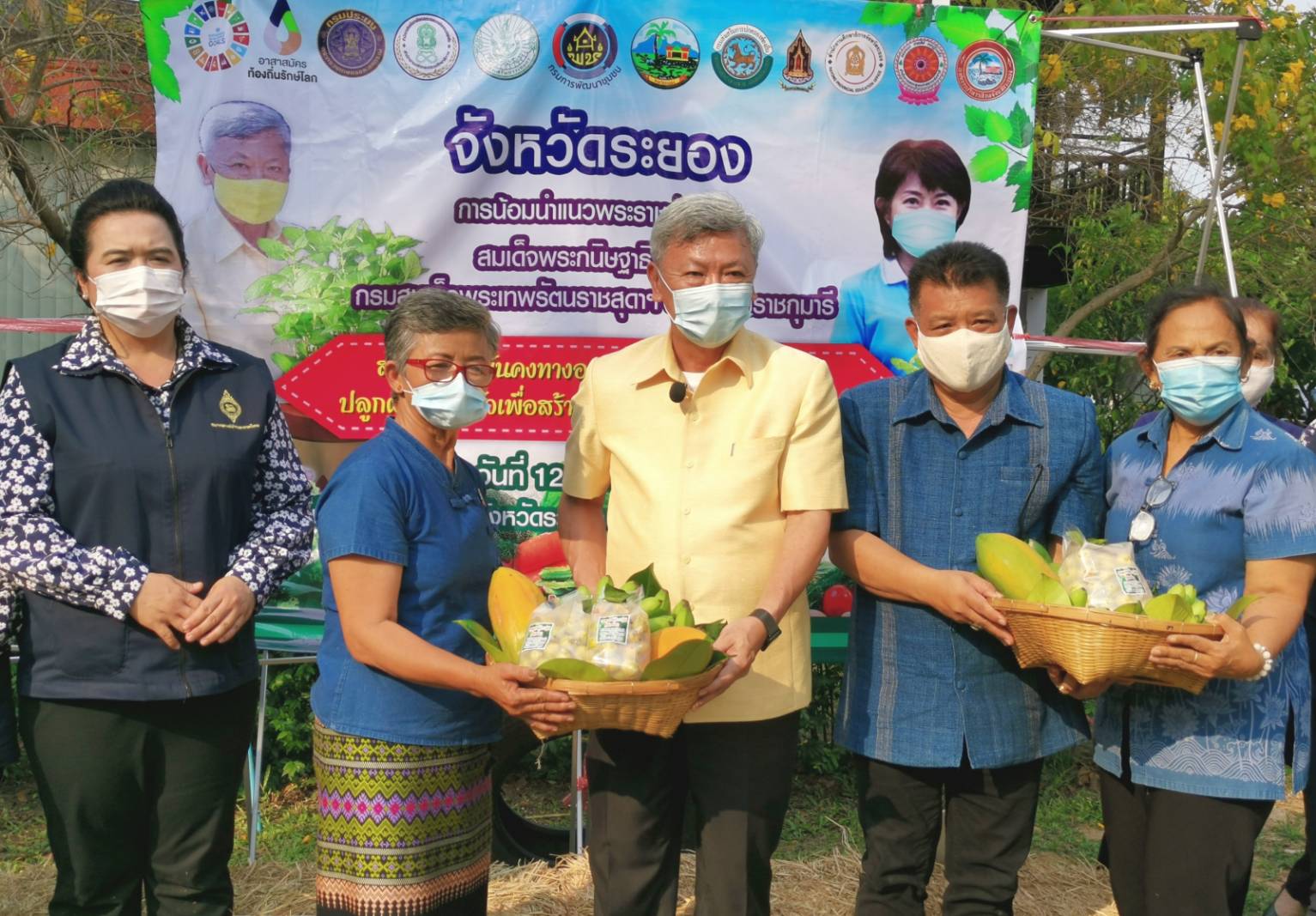 “พช.ระยอง” จับมือชมรมแม่บ้านมหาดไทยจังหวัดระยอง ขับเคลื่อนนโยบาย “ที่ว่างสร้างอาหาร” ตามแนวหลักปรัชญาของเศรษฐกิจพอเพียง สู่ปฏิบัติการ ๙๐ วัน ปลูกผักสวนครัว สร้างความมั่นคงทางอาหาร “บ้านนี้มีรัก ปลูกผักกินเอง” แม่บ้านมหาดไทยจังหวัดระยอง”