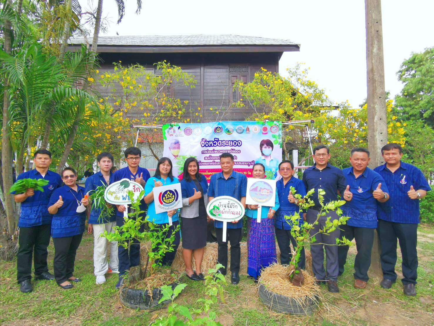 “พช.ระยอง” จับมือชมรมแม่บ้านมหาดไทยจังหวัดระยอง ขับเคลื่อนนโยบาย “ที่ว่างสร้างอาหาร” ตามแนวหลักปรัชญาของเศรษฐกิจพอเพียง สู่ปฏิบัติการ ๙๐ วัน ปลูกผักสวนครัว สร้างความมั่นคงทางอาหาร “บ้านนี้มีรัก ปลูกผักกินเอง” แม่บ้านมหาดไทยจังหวัดระยอง”