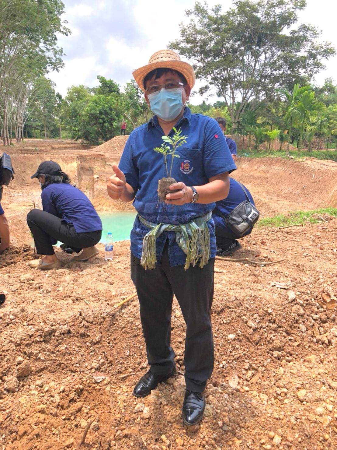 “พช.ระยอง” ร่วมกิจกรรมเอามื้อสามัคคี ในการพัฒนาพื้นที่เป็นแหล่งเรียนรู้ “โคก หนอง นา” ในแปลงของครัวเรือน “โคก หนอง นา โมเดล” ตำบลห้วยยาง อำเภอแกลง ตามโครงการขับเคลื่อนกิจกรรมพัฒนาวิถีชีวิตเศรษฐกิจพอเพียงระดับหมู่บ้าน ”