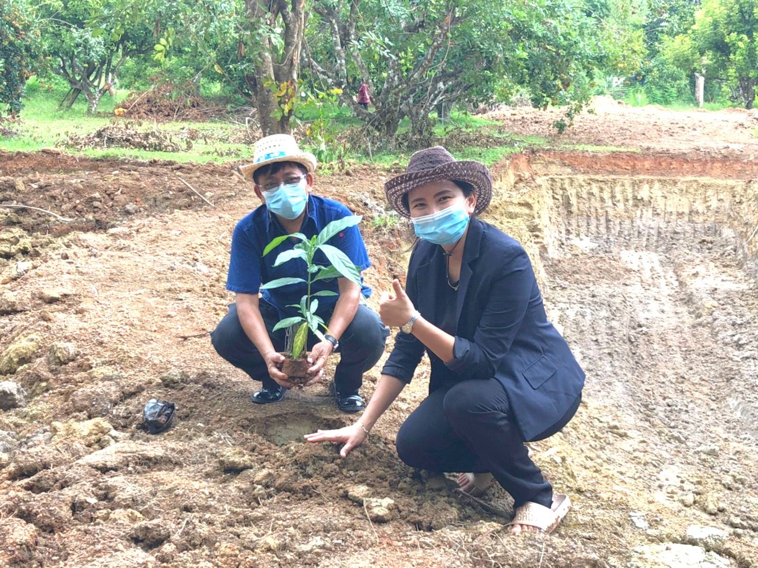 “พช.ระยอง” ร่วมกิจกรรมเอามื้อสามัคคี ในการพัฒนาพื้นที่เป็นแหล่งเรียนรู้ “โคก หนอง นา” ในแปลงของครัวเรือน “โคก หนอง นา โมเดล” ตำบลห้วยยาง อำเภอแกลง ตามโครงการขับเคลื่อนกิจกรรมพัฒนาวิถีชีวิตเศรษฐกิจพอเพียงระดับหมู่บ้าน ”