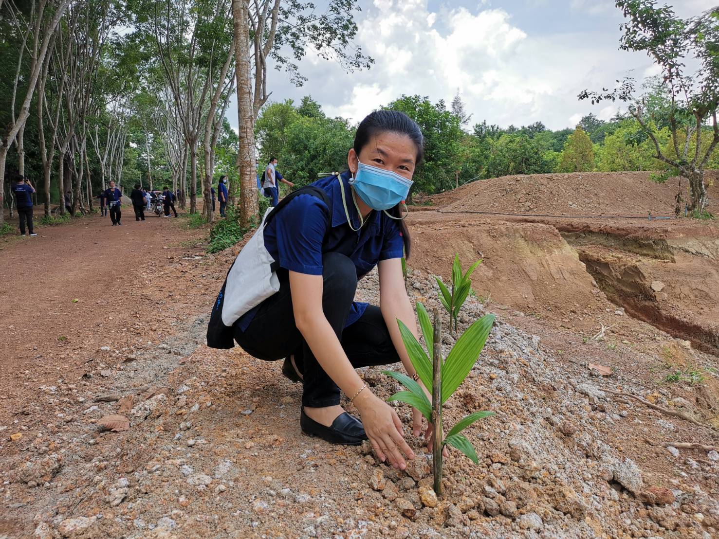 “พช.ระยอง” ร่วมกิจกรรมเอามื้อสามัคคี ในการพัฒนาพื้นที่เป็นแหล่งเรียนรู้ “โคก หนอง นา” ในแปลงของครัวเรือน “โคก หนอง นา โมเดล” ตำบลห้วยยาง อำเภอแกลง ตามโครงการขับเคลื่อนกิจกรรมพัฒนาวิถีชีวิตเศรษฐกิจพอเพียงระดับหมู่บ้าน ”