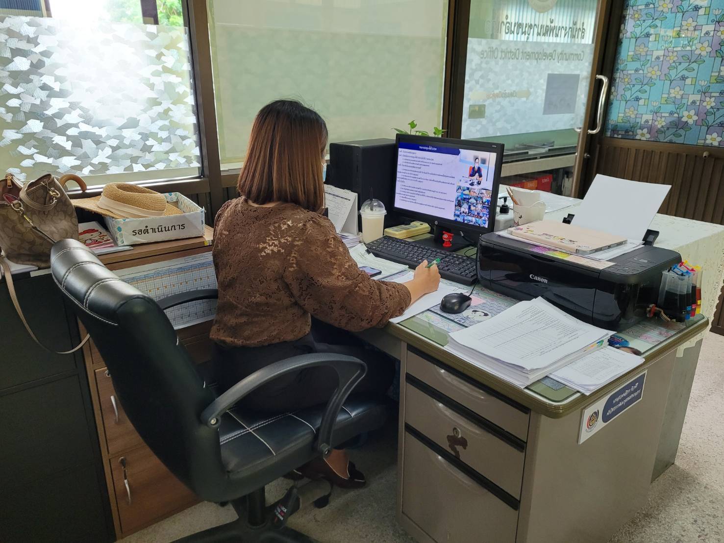 “พช .ระยอง”  ร่วมประชุมติดตามการดำเนินงานและการใช้จ่ายงบประมาณกองทุนพัฒนาบทบาทสตรี ประจำปีงบประมาณ พ.ศ. 2564  ผ่านระบบวีดิทัศน์ทางไกล (Video Conference) ครั้งที่ 5/2564