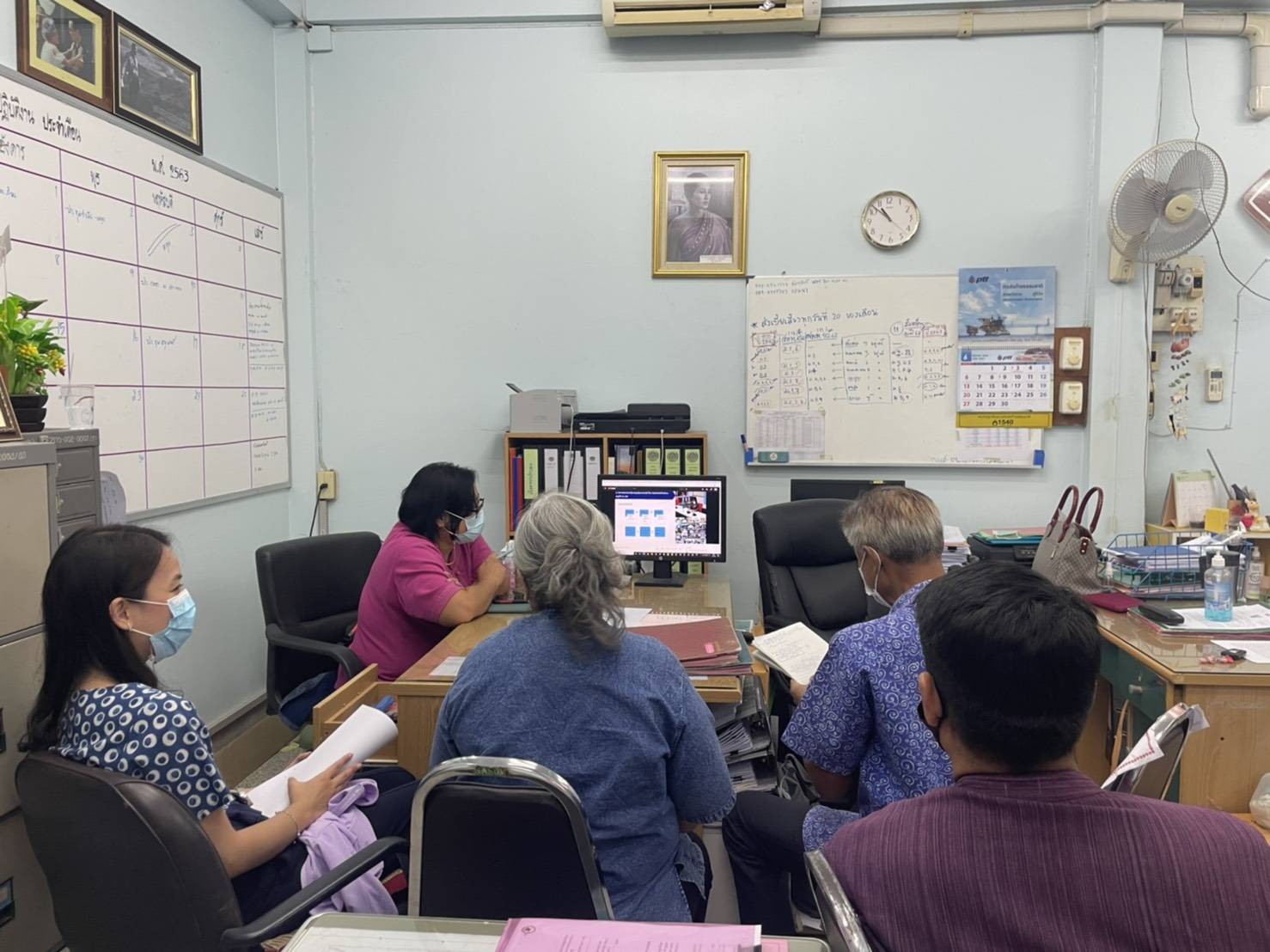 “พช .ระยอง”  ร่วมประชุมติดตามการดำเนินงานและการใช้จ่ายงบประมาณกองทุนพัฒนาบทบาทสตรี ประจำปีงบประมาณ พ.ศ. 2564  ผ่านระบบวีดิทัศน์ทางไกล (Video Conference) ครั้งที่ 5/2564