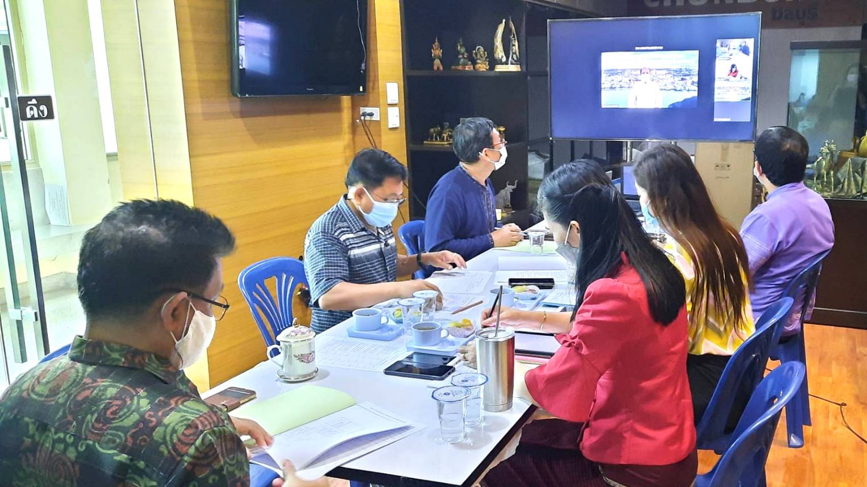 “พช.ระยอง” ร่วมประชุมเชิงปฏิบัติการตรวจติดตามผลการดำเนินงานของหน่วยรับตรวจรายไตรมาส ครั้งที่ 3/2564 ผ่านระบบห้องประชุมออนไลน์ (ระบบ Zoom) เขตตรวจราชการที่ 8 กลุ่มจังหวัดภาคตะวันออก 1 (ฉะเชิงเทรา ชลบุรี และระยอง)