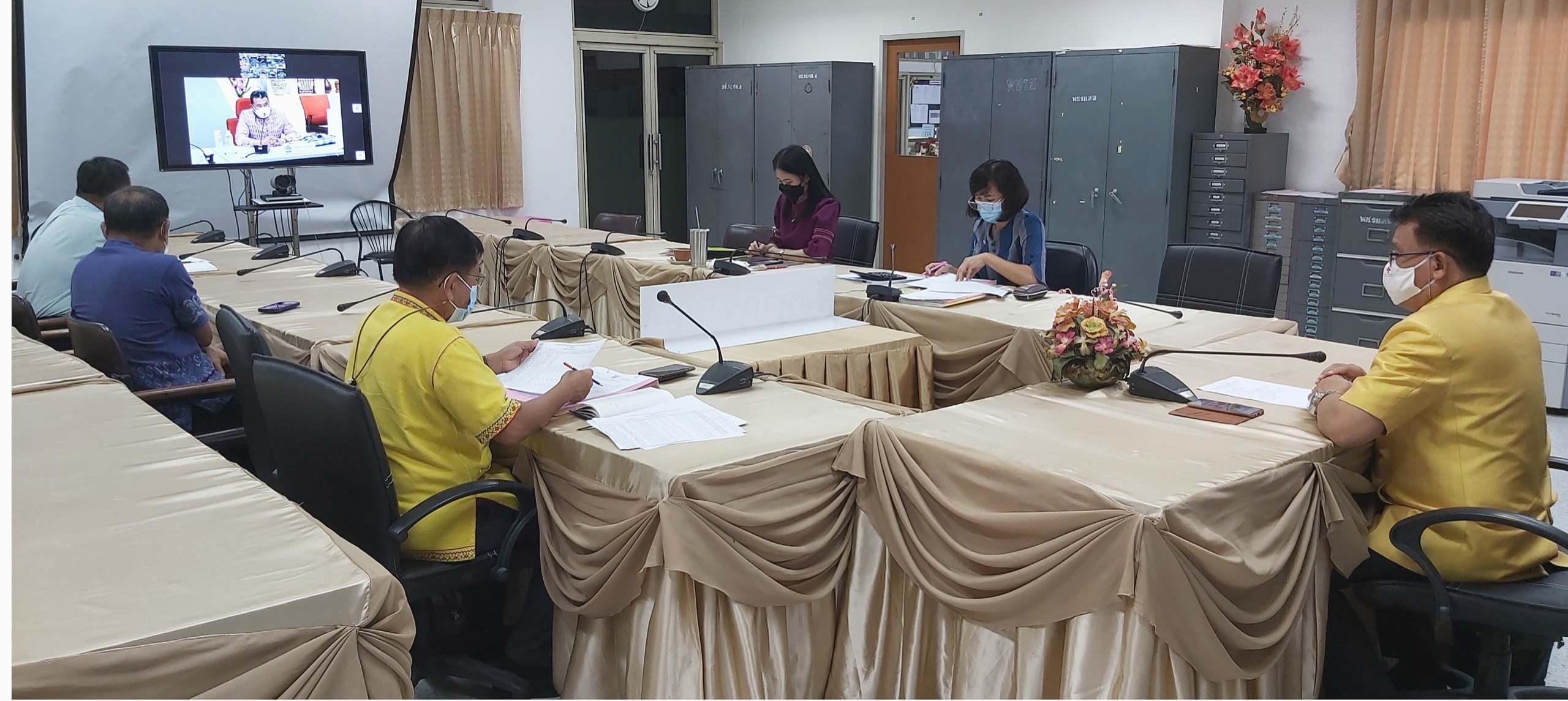 “พช.ระยอง”  ร่วมรับฟังการประชุมสร้างความเข้าใจคู่มือการปฏิบัติงานกระบวนงาน การจัดซื้อ/จัดจ้าง โครงการพัฒนาพื้นที่ต้นแบบการพัฒนาคุณภาพชีวิตตามหลักทฤษฎีใหม่ ประยุกต์สู่ “โคก หนอง นา โมเดล” ผ่านระบบวิดีทัศน์ทางไกล (Video Conference)