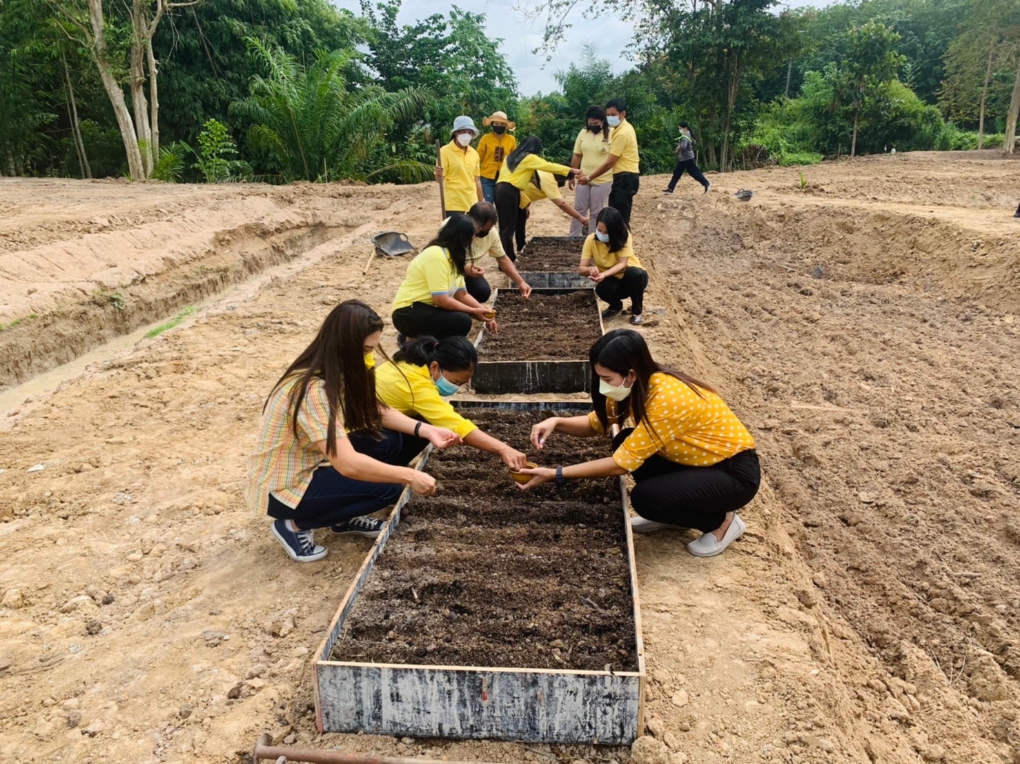 “พช.ระยอง” ขับเคลื่อนกิจกรรม จิตอาสาพัฒนาชุมชน เอามื้อสามัคคี “โคก หนอง นา”