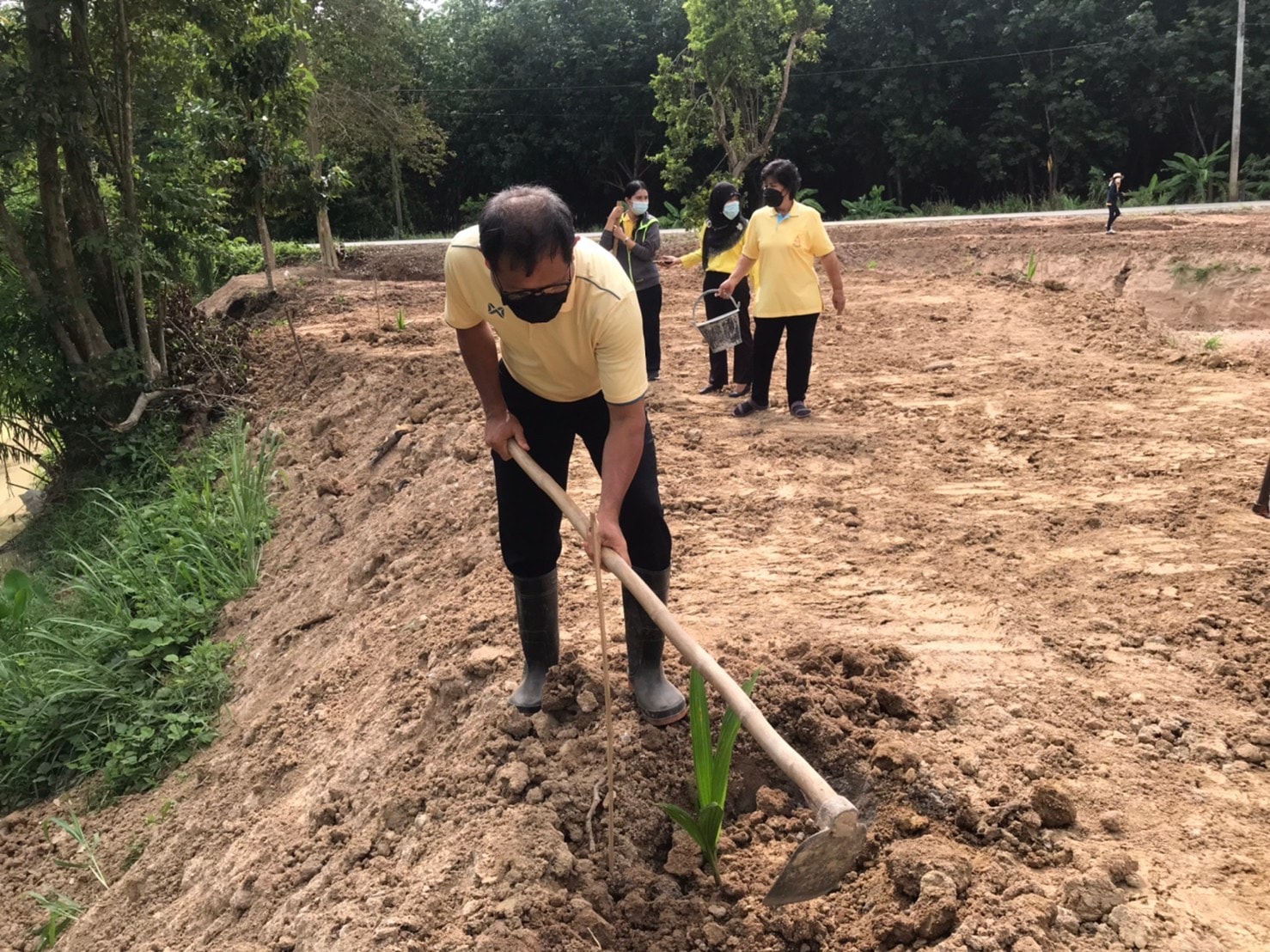 “พช.ระยอง” ขับเคลื่อนกิจกรรม จิตอาสาพัฒนาชุมชน เอามื้อสามัคคี “โคก หนอง นา”