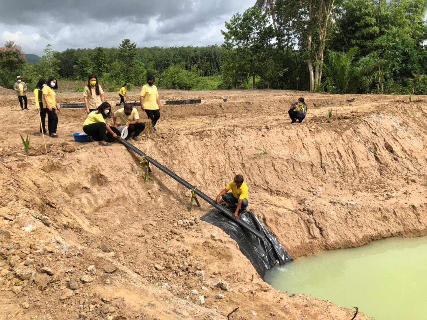 “พช.ระยอง” ขับเคลื่อนกิจกรรม จิตอาสาพัฒนาชุมชน เอามื้อสามัคคี “โคก หนอง นา”