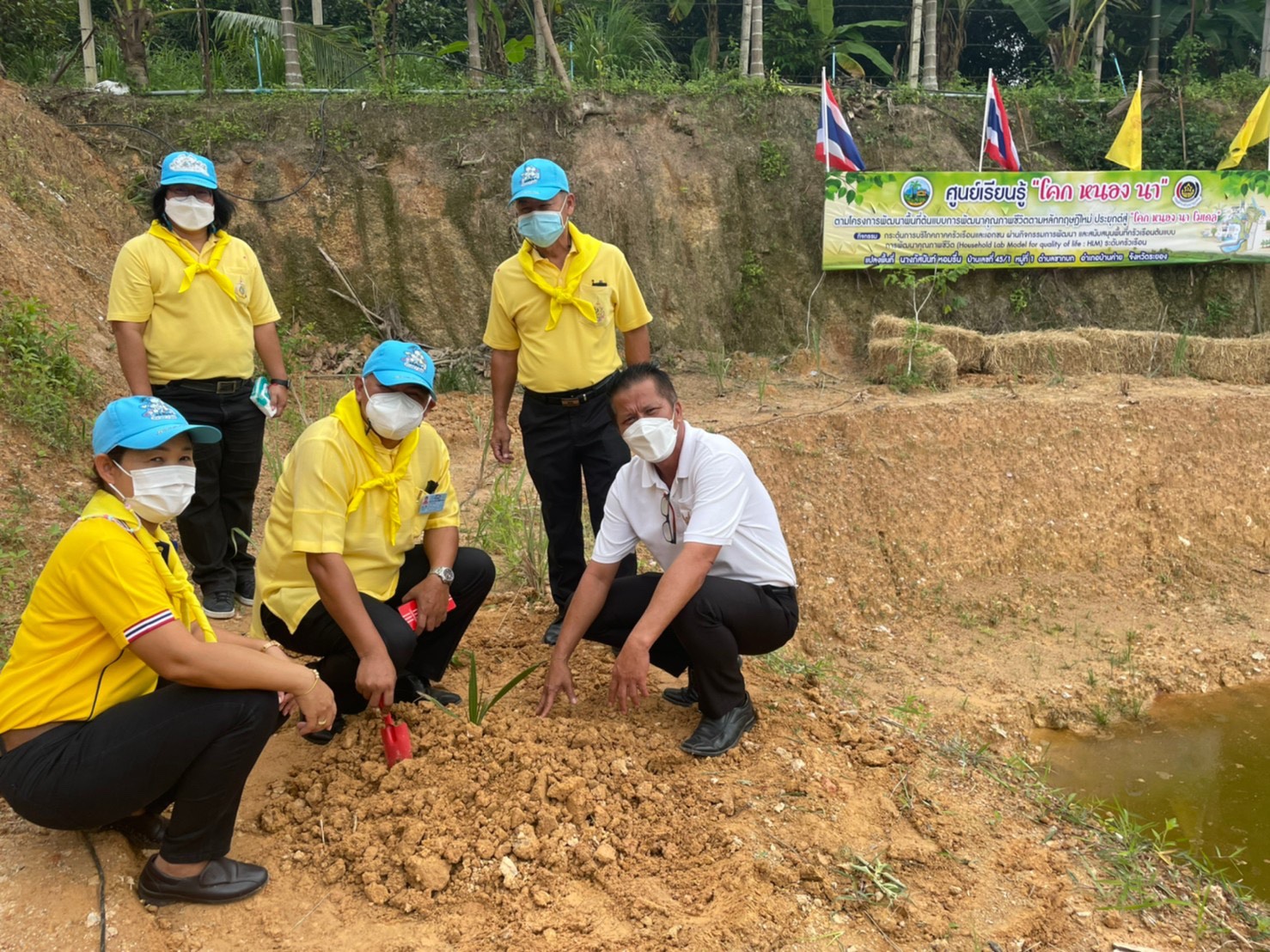 พช.บ้านค่าย จัดกิจกรรมจิตอาสาเอามื้อสามัคคี “โคก หนอง นา”