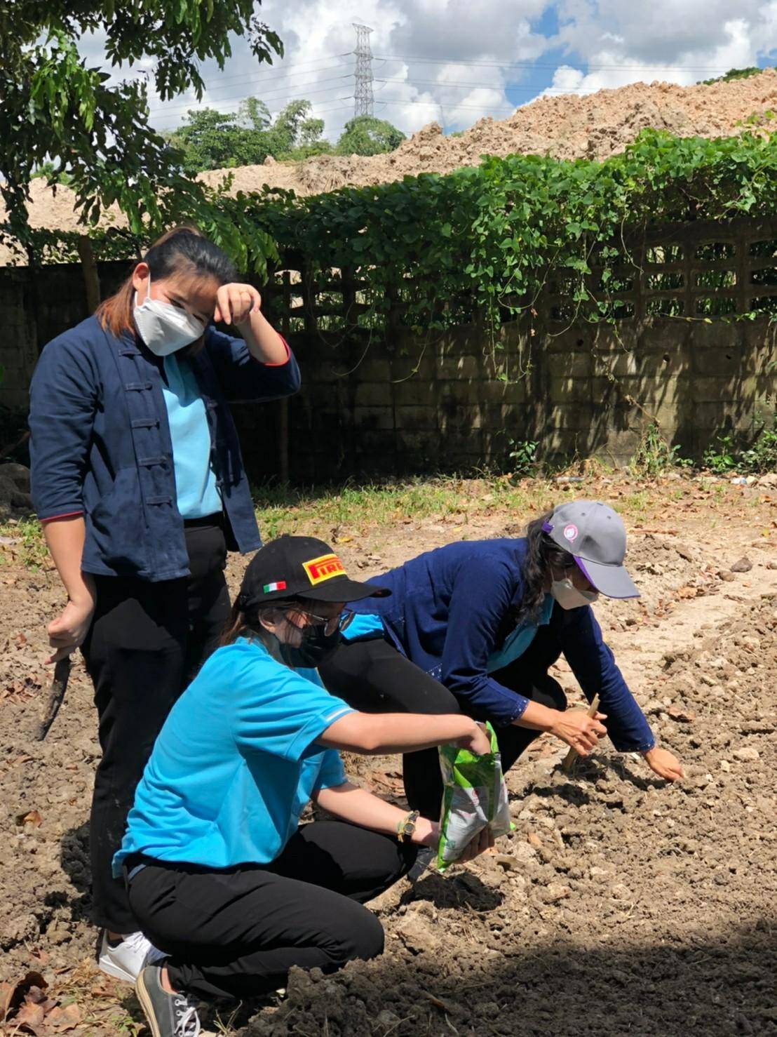 “พช.ระยอง” ร่วมกับ สถานคุ้มครองสวัสดิภาพเด็กระยอง ขับเคลื่อนกิจกรรมปลูกผักสวนครัวและสมุนไพร ผนึกกำลังสร้างความมั่นคงทางอาหาร “ ตู้ยาข้างบ้าน ตู้อาหารข้างครัว”