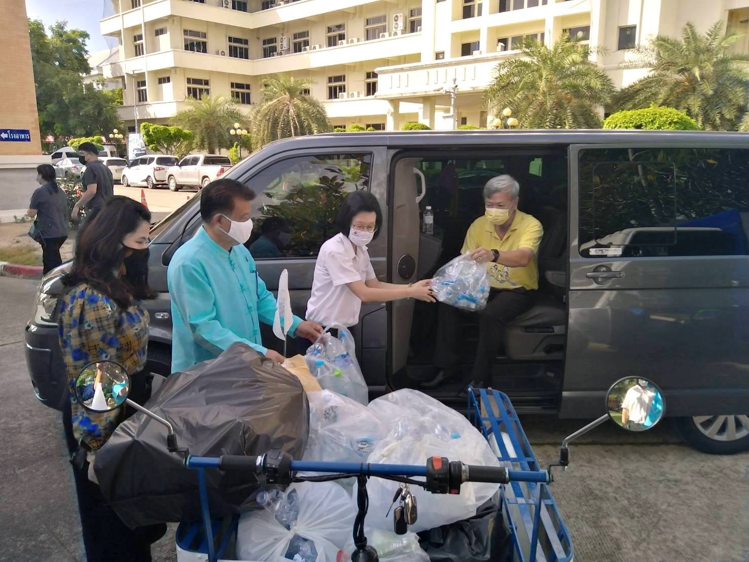 “พช.ระยอง”  ร่วมกิจกรรม “เปลี่ยนขวดพลาสติก PET เป็นลำไย มอบให้ผู้ยากไร้ในจังหวัดระยอง”