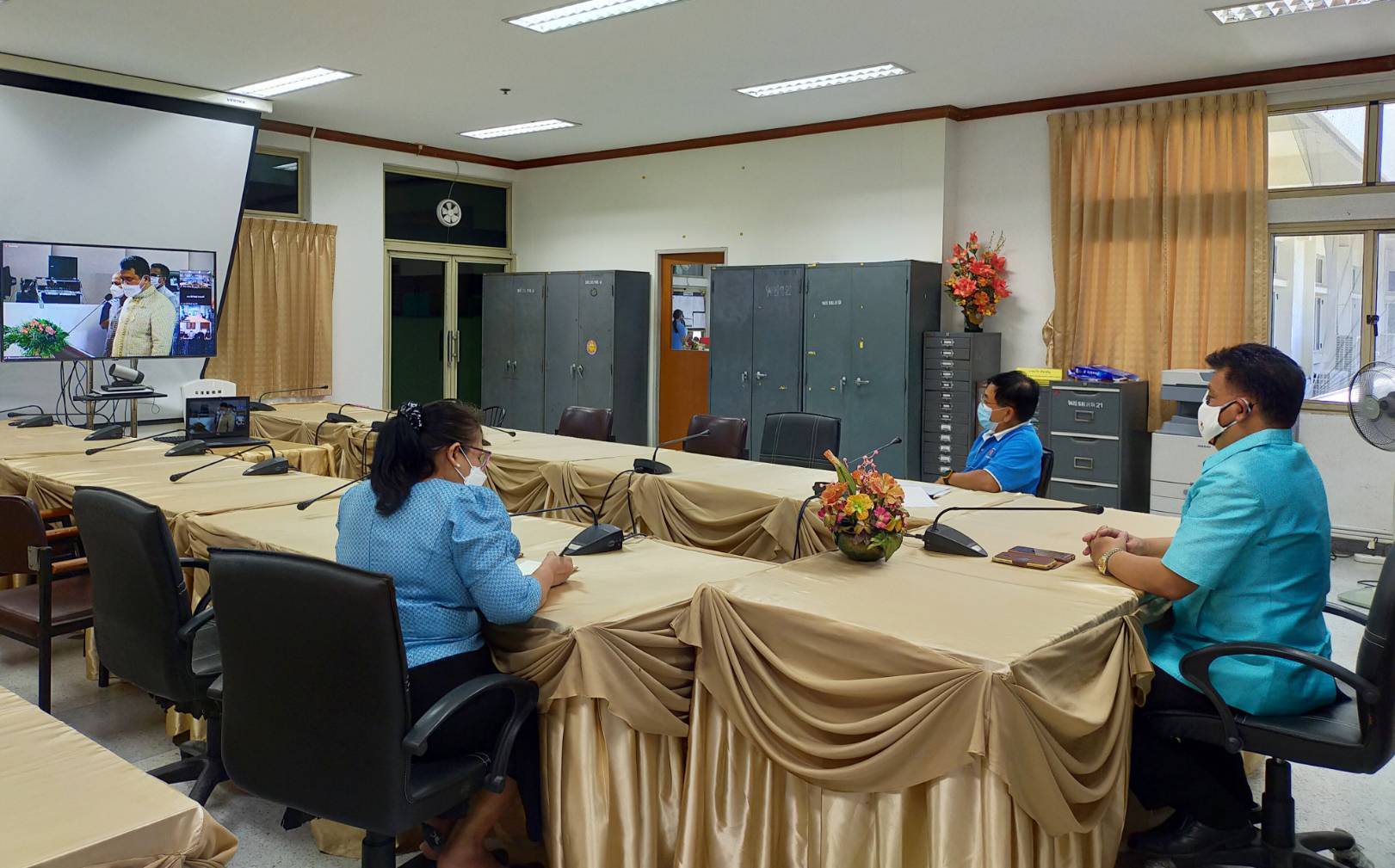 “พช.ระยอง”  ร่วมรับชมพิธีมอบแบบผ้าบาติกลายพระราชทาน สมเด็จพระเจ้าลูกเธอ เจ้าฟ้าสิริวัณณวรี นารีรัตนราชกัญญา ผ่านระบบ Zoom Cloud Meeting