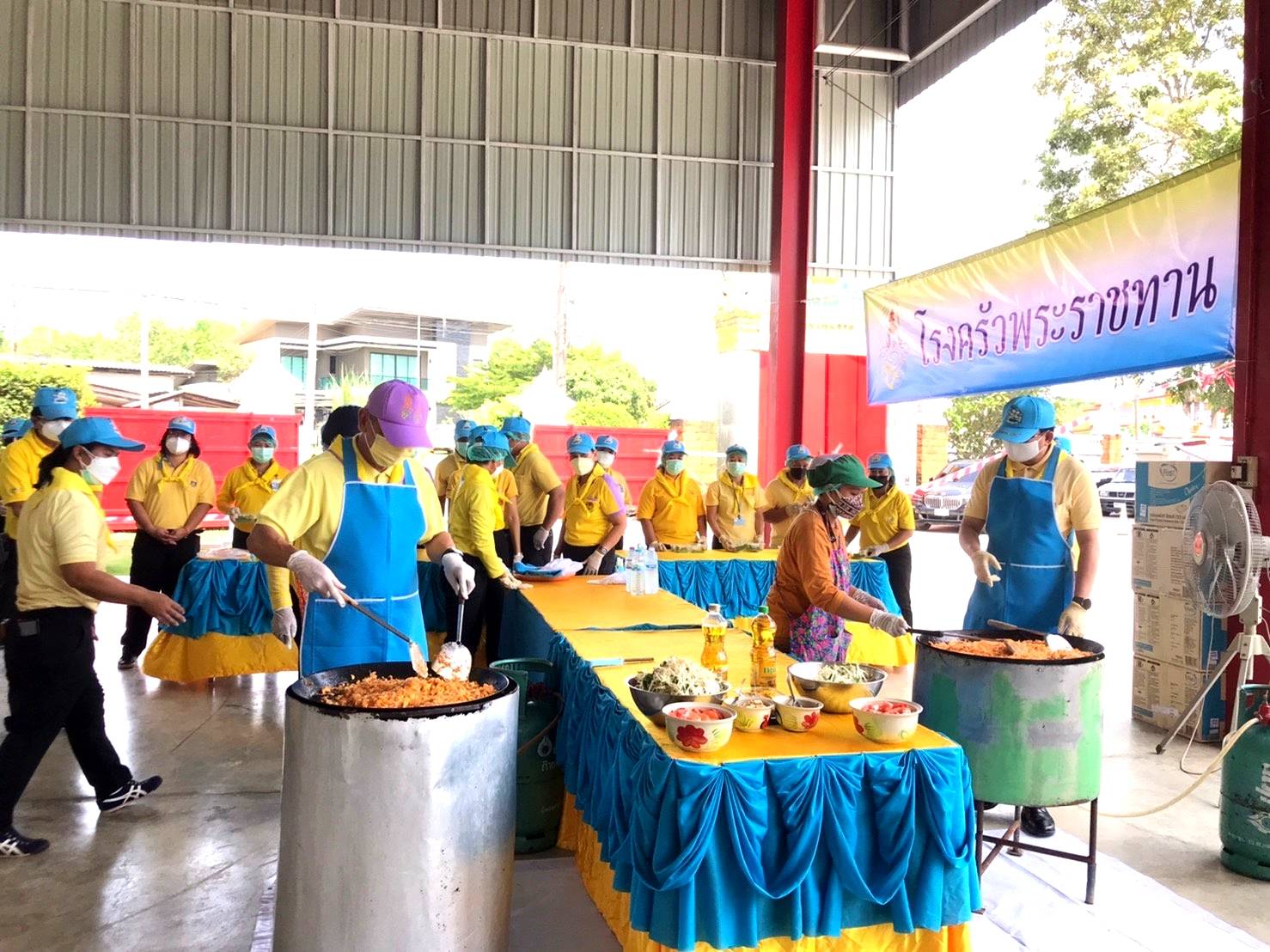 “จังหวัดระยอง” ร่วมกับ อำเภอบ้านค่าย  และวัดละหารไร่  จัดกิจกรรมจิตอาสา “มีแล้วแบ่งปัน” ตั้งโรงครัวพระราชทานช่วยเหลือโรงพยาบาลและสถานที่กักกันแห่งรัฐ (State Quarantine) จังหวัดระยอง เฉลิมพระเกียรติเนื่องในวันเฉลิมพระชนมพรรษาสมเด็จพระนางเจ้าสิริกิติ์ พระบรมราชินีนาถ พระบรมราชชนนีพันปีหลวง 12 สิงหาคม 2564