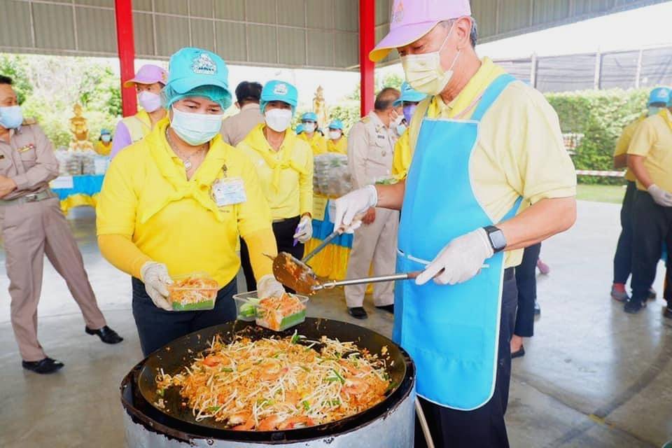 “จังหวัดระยอง” ร่วมกับ อำเภอบ้านค่าย  และวัดละหารไร่  จัดกิจกรรมจิตอาสา “มีแล้วแบ่งปัน” ตั้งโรงครัวพระราชทานช่วยเหลือโรงพยาบาลและสถานที่กักกันแห่งรัฐ (State Quarantine) จังหวัดระยอง เฉลิมพระเกียรติเนื่องในวันเฉลิมพระชนมพรรษาสมเด็จพระนางเจ้าสิริกิติ์ พระบรมราชินีนาถ พระบรมราชชนนีพันปีหลวง 12 สิงหาคม 2564