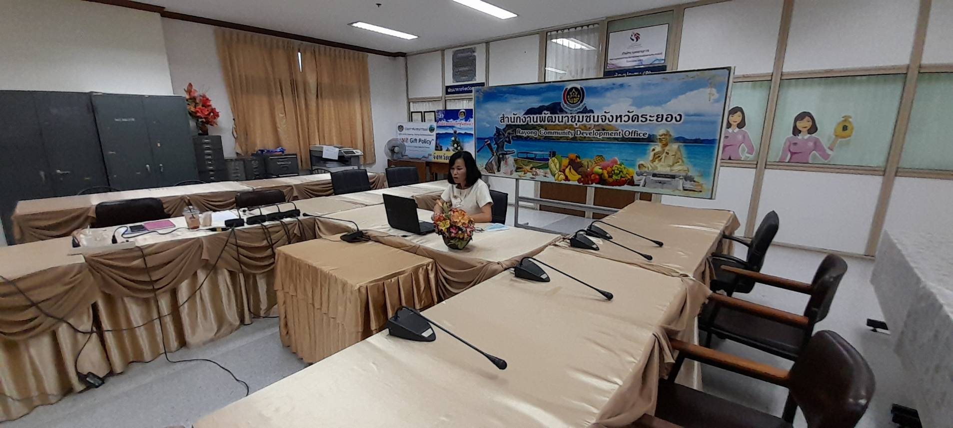 “พช.ระยอง” ดำเนินการประเมินบุคคล ผลงาน และความเหมาะสมกับตำแหน่ง (สอบสัมภาษณ์) ในการคัดเลือกบุคคลเข้ารับการประเมินผลงานเพื่อเลื่อนขึ้นแต่งตั้งให้ดำรงตำแหน่ง ประเภทวิชาการ ระดับชำนาญการพิเศษ ตำแหน่งผู้อำนวยการกลุ่มงานประสานและสนับสนุนการบริหารงานพัฒนาชุมชน กรมการพัฒนาชุมชน ประจำปีงบประมาณ พ.ศ.2564