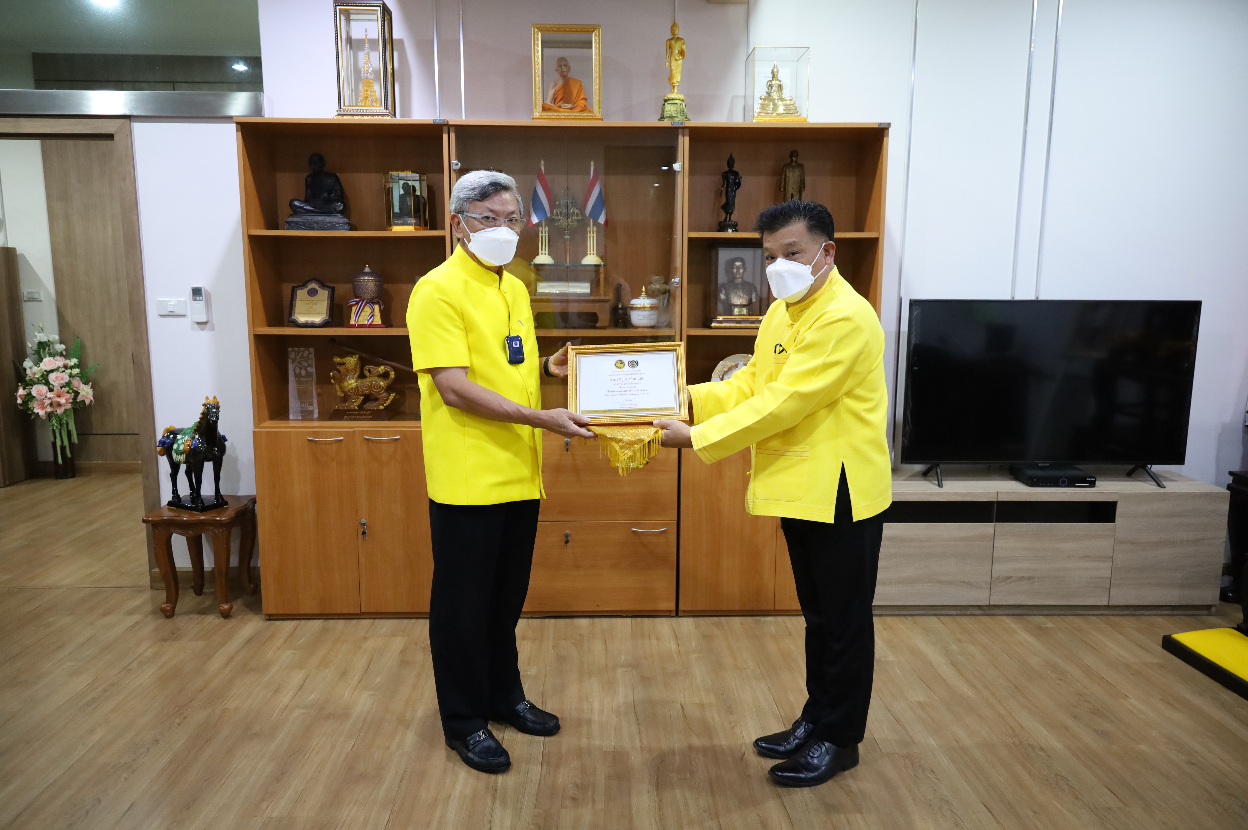 “พช.ระยอง” มอบโล่รางวัลเชิดชูเกียรติ ตามโครงการเสริมสร้างและพัฒนาผู้นำการเปลี่ยนแปลง ประจำปีงบประมาณ พ.ศ. 2564