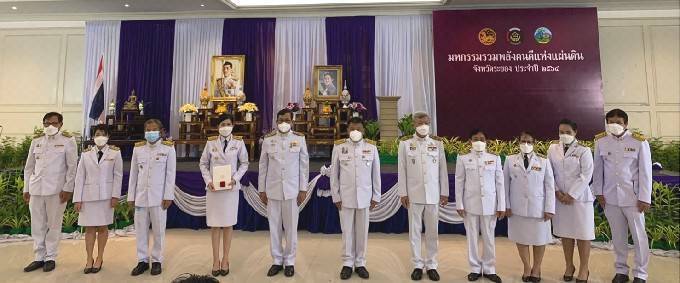 “พช.ระยอง” จัดพิธีเชิดชูเกียรติ “มหกรรมรวมพลังคนดีแห่งแผ่นดิน” ประจำปี 2564
