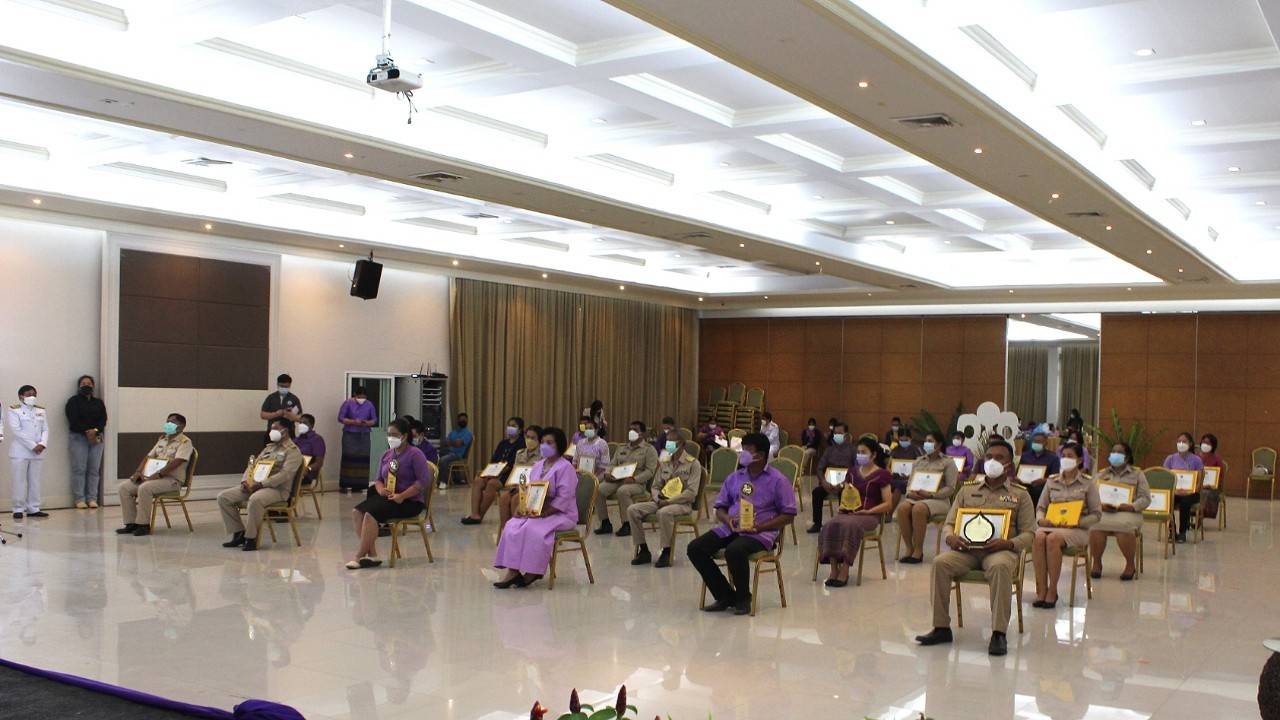 “พช.ระยอง” จัดพิธีเชิดชูเกียรติ “มหกรรมรวมพลังคนดีแห่งแผ่นดิน” ประจำปี 2564