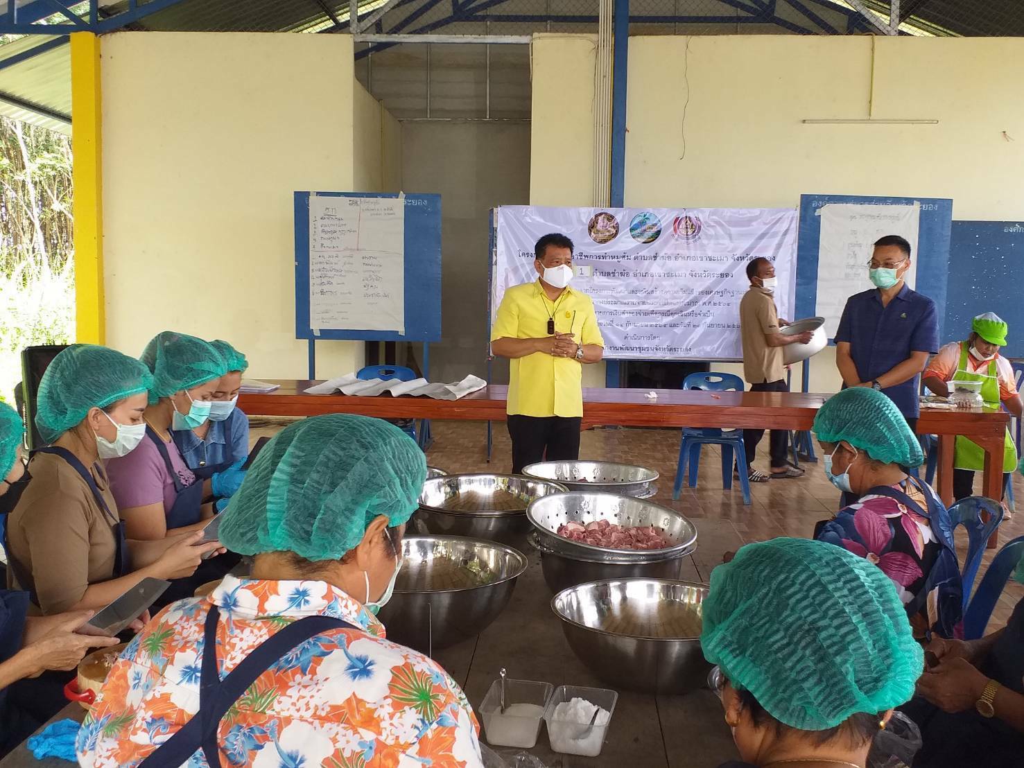 “พช.ระยอง” ฟื้นฟูเศรษฐกิจและสังคมที่ได้รับผลกระทบจากสถานการณ์การแพร่ระบาดของ Covid-19 ด้วยการส่งเสริมอาชีพการทำหมูส้ม ตำบลชำฆ้อ อำเภอเขาชะเมา