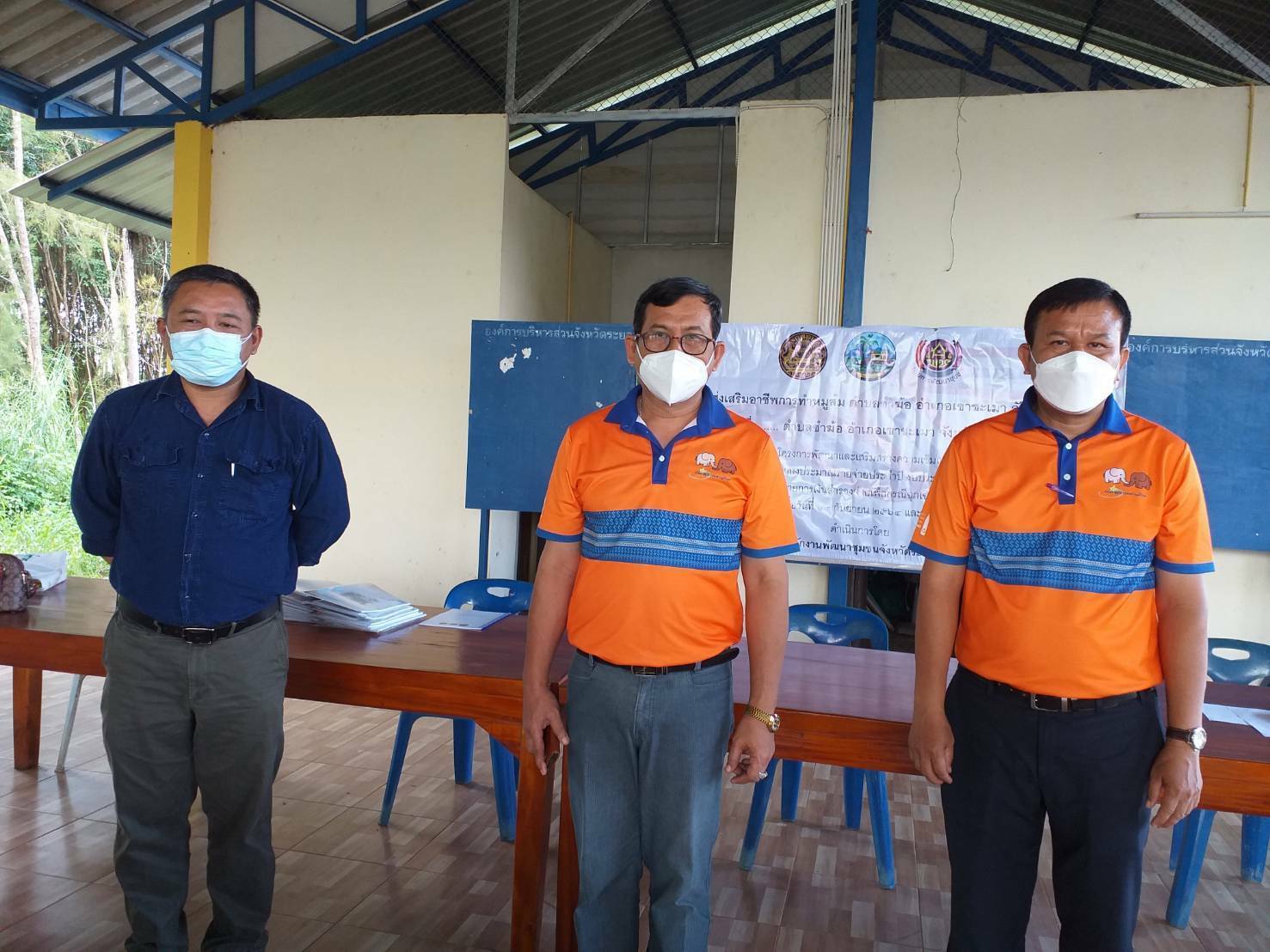 “พช.ระยอง” ฟื้นฟูเศรษฐกิจและสังคมที่ได้รับผลกระทบจากสถานการณ์การแพร่ระบาดของ Covid-19 ด้วยการส่งเสริมอาชีพการทำหมูส้ม ตำบลชำฆ้อ อำเภอเขาชะเมา