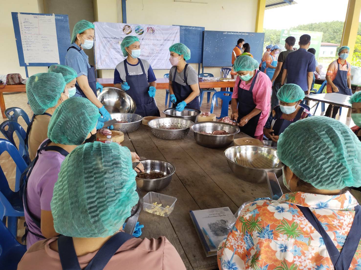 “พช.ระยอง” ฟื้นฟูเศรษฐกิจและสังคมที่ได้รับผลกระทบจากสถานการณ์การแพร่ระบาดของ Covid-19 ด้วยการส่งเสริมอาชีพการทำหมูส้ม ตำบลชำฆ้อ อำเภอเขาชะเมา