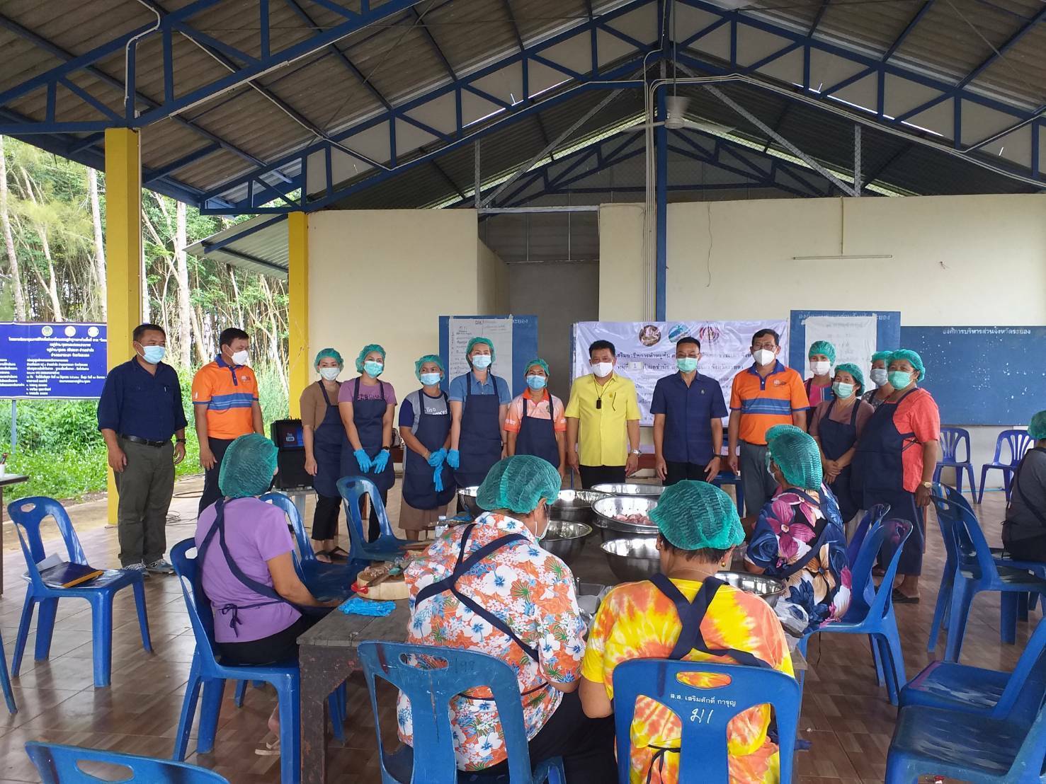 “พช.ระยอง” ฟื้นฟูเศรษฐกิจและสังคมที่ได้รับผลกระทบจากสถานการณ์การแพร่ระบาดของ Covid-19 ด้วยการส่งเสริมอาชีพการทำหมูส้ม ตำบลชำฆ้อ อำเภอเขาชะเมา