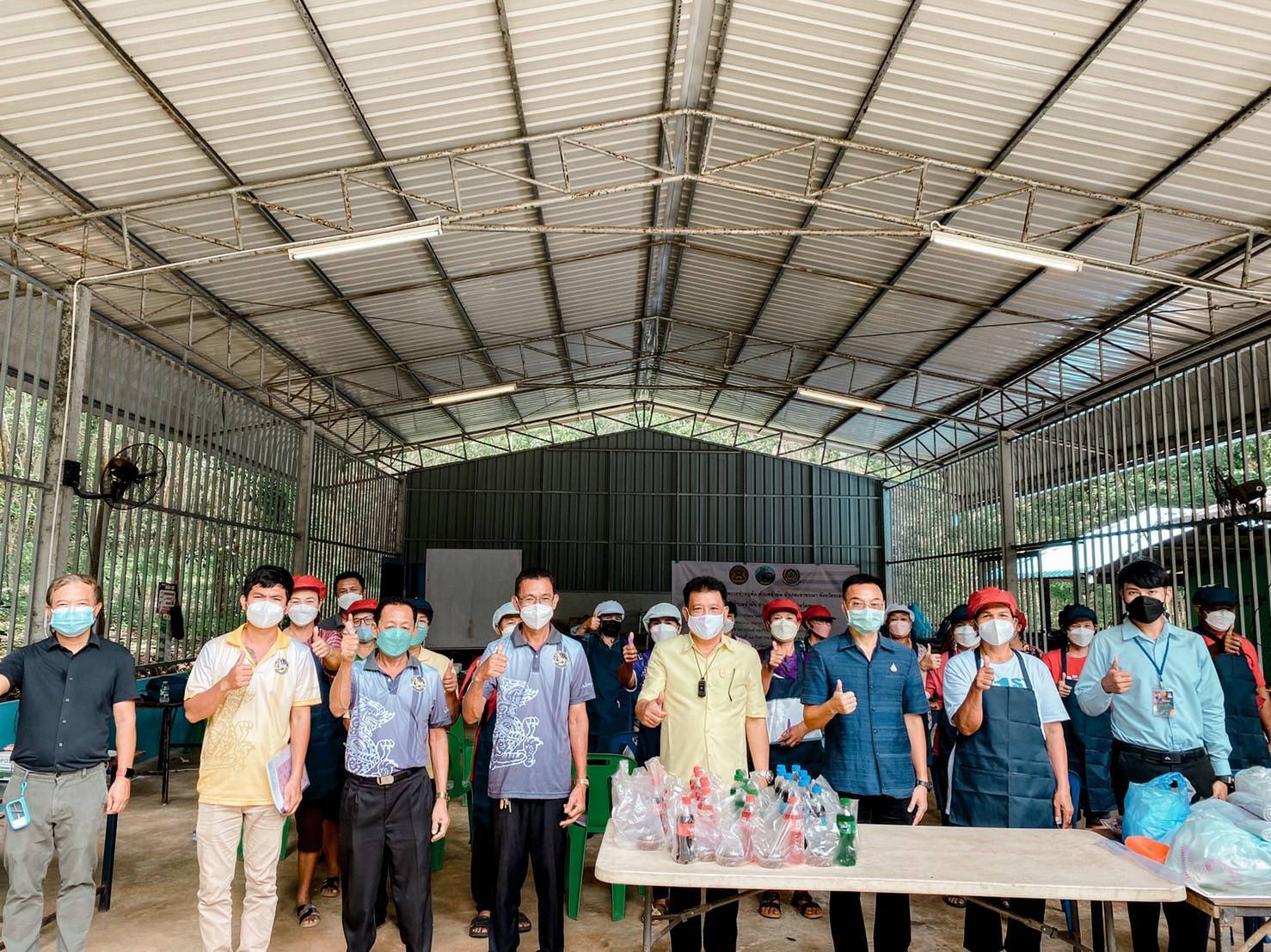 “พช.ระยอง” ฟื้นฟูเศรษฐกิจและสังคมที่ได้รับผลกระทบจากสถานการณ์การแพร่ระบาดของ Covid-19 ด้วยการส่งเสริมอาชีพการทำหมูส้ม ตำบลชำฆ้อ อำเภอเขาชะเมา