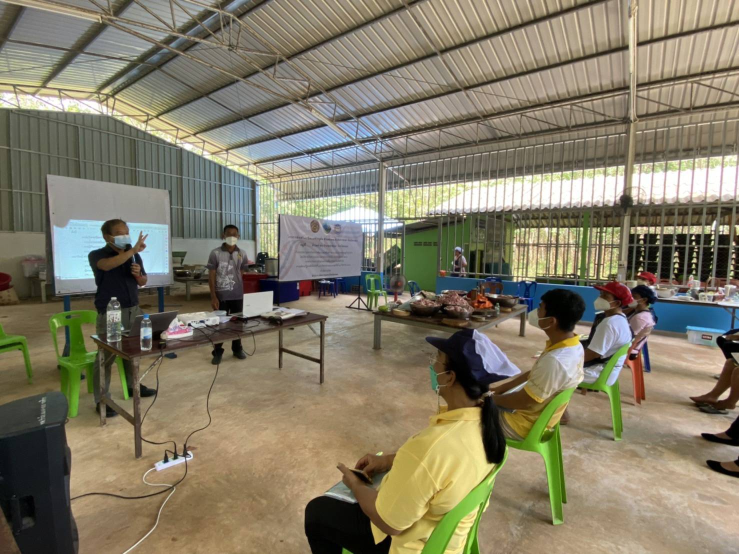 “พช.ระยอง” ฟื้นฟูเศรษฐกิจและสังคมที่ได้รับผลกระทบจากสถานการณ์การแพร่ระบาดของ Covid-19 ด้วยการส่งเสริมอาชีพการทำหมูส้ม ตำบลชำฆ้อ อำเภอเขาชะเมา