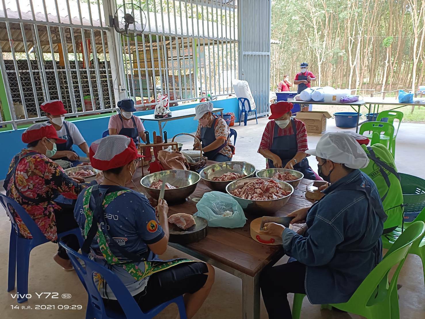 “พช.ระยอง” ฟื้นฟูเศรษฐกิจและสังคมที่ได้รับผลกระทบจากสถานการณ์การแพร่ระบาดของ Covid-19 ด้วยการส่งเสริมอาชีพการทำหมูส้ม ตำบลชำฆ้อ อำเภอเขาชะเมา