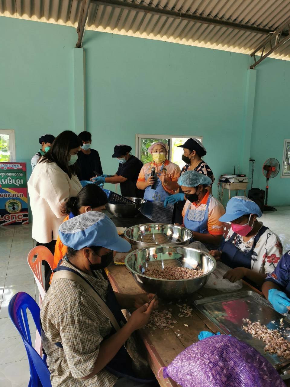 “พช.ระยอง” ฟื้นฟูเศรษฐกิจและสังคมที่ได้รับผลกระทบจากสถานการณ์การแพร่ระบาดของ Covid-19 ด้วยการส่งเสริมอาชีพการทำหมูส้ม ตำบลชำฆ้อ อำเภอเขาชะเมา